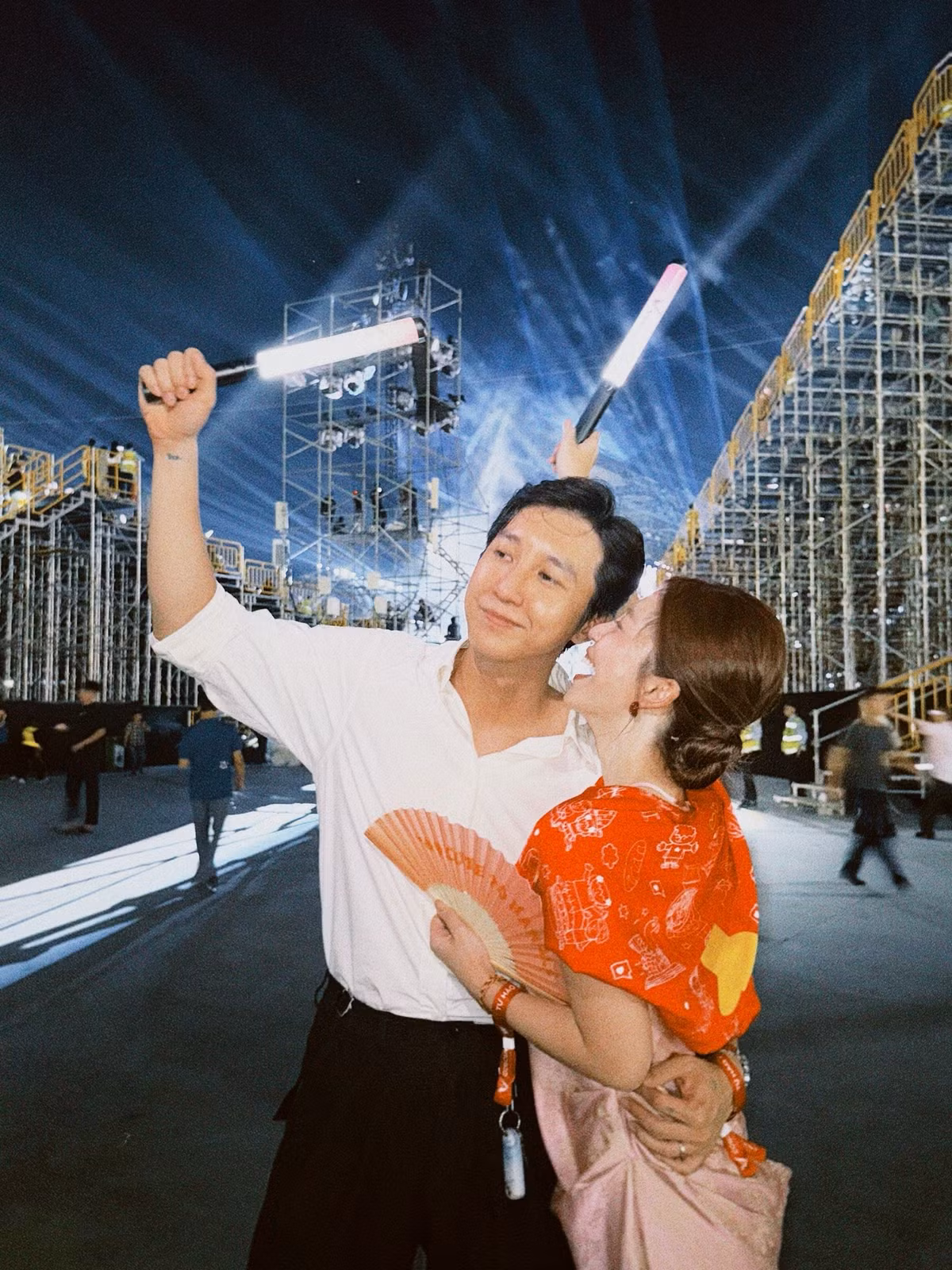 Bên cạnh đó, Mẫn Tiên cũng thể hiện sự ngưỡng mộ trước quy mô hoành tráng của V Concert, từ khâu tổ chức, sân khấu cho đến màn hình LED và cách dàn dựng các tiết mục. Cô chia sẻ suy nghĩ "Mình tin là trong lòng khán giả hôm qua lòng yêu nước và tự hào được nhân lên nhiều lần luôn ấy" (Ảnh: FB Nguyễn Mẫn Thuỷ Tiên)