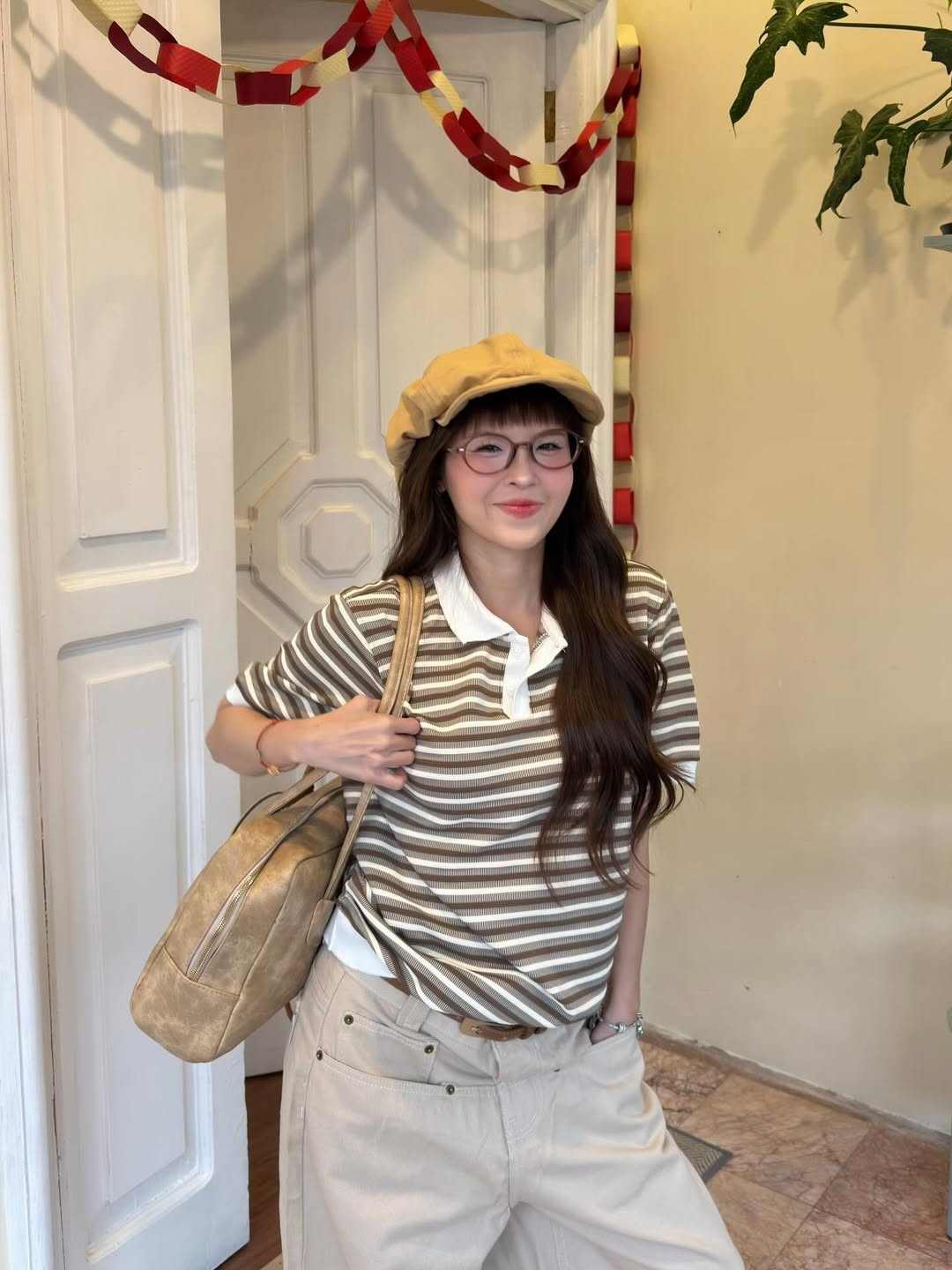 Nhan sắc tươi tắn, nụ cười má lúm đồng tiền cùng ánh mắt long lanh đã giúp Thúy Kiều "ăn gian" tuổi tác thành công, khiến cô trông hệt như một nàng búp bê giữa xứ sở mùa đông cổ tích. (Ảnh: IGNV)