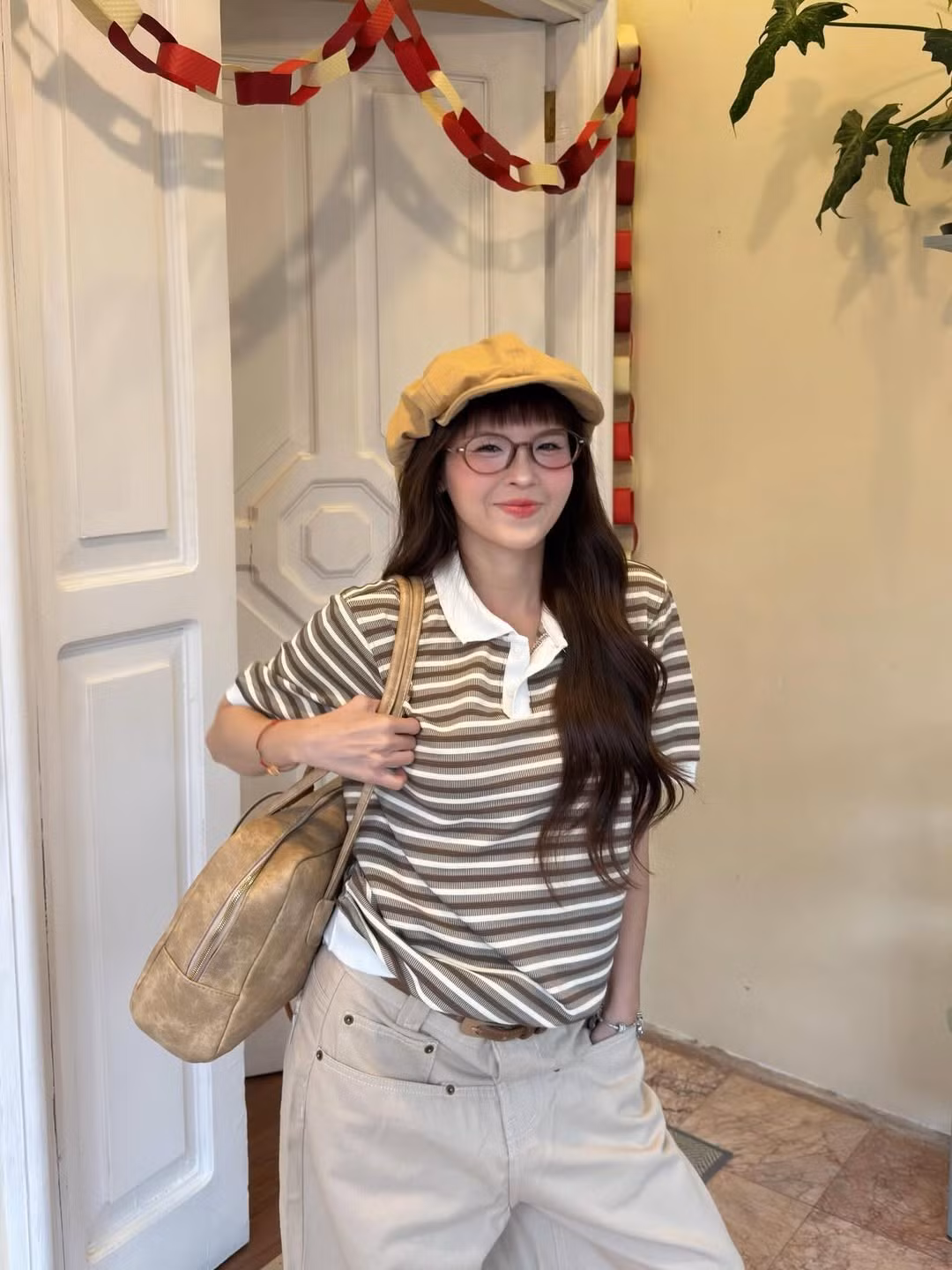 Nhan sắc tươi tắn, nụ cười má lúm đồng tiền cùng ánh mắt long lanh đã giúp Thúy Kiều "ăn gian" tuổi tác thành công, khiến cô trông hệt như một nàng búp bê giữa xứ sở mùa đông cổ tích. (Ảnh: IGNV)