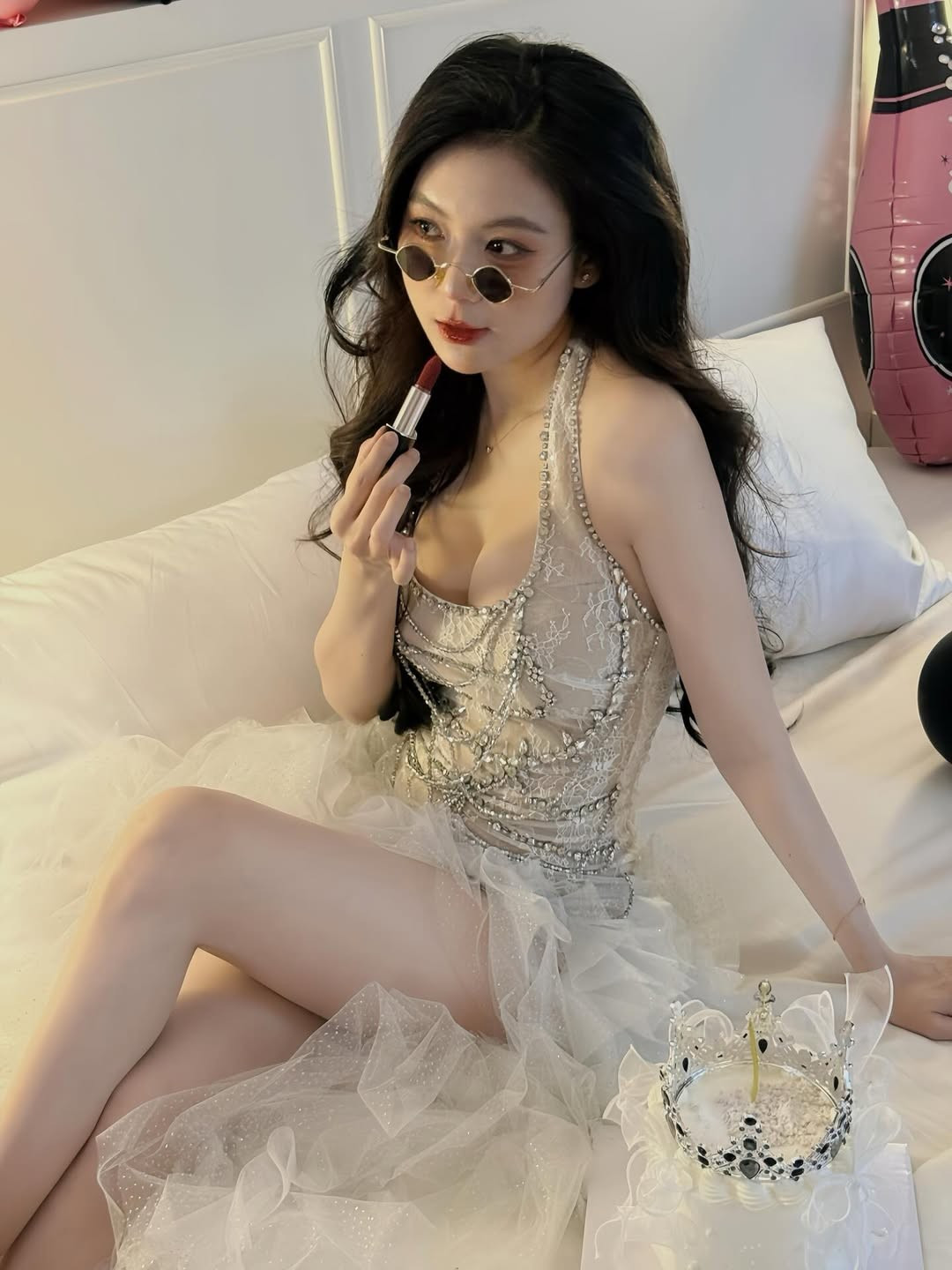 Điểm nhấn của bộ trang phục nằm ở phần thân trên xuyên thấu, đính kết đá và dây xích lấp lánh, giúp cô khoe khéo vòng một đầy đặn cùng làn da trắng sứ không tì vết. (Ảnh: IGNV)