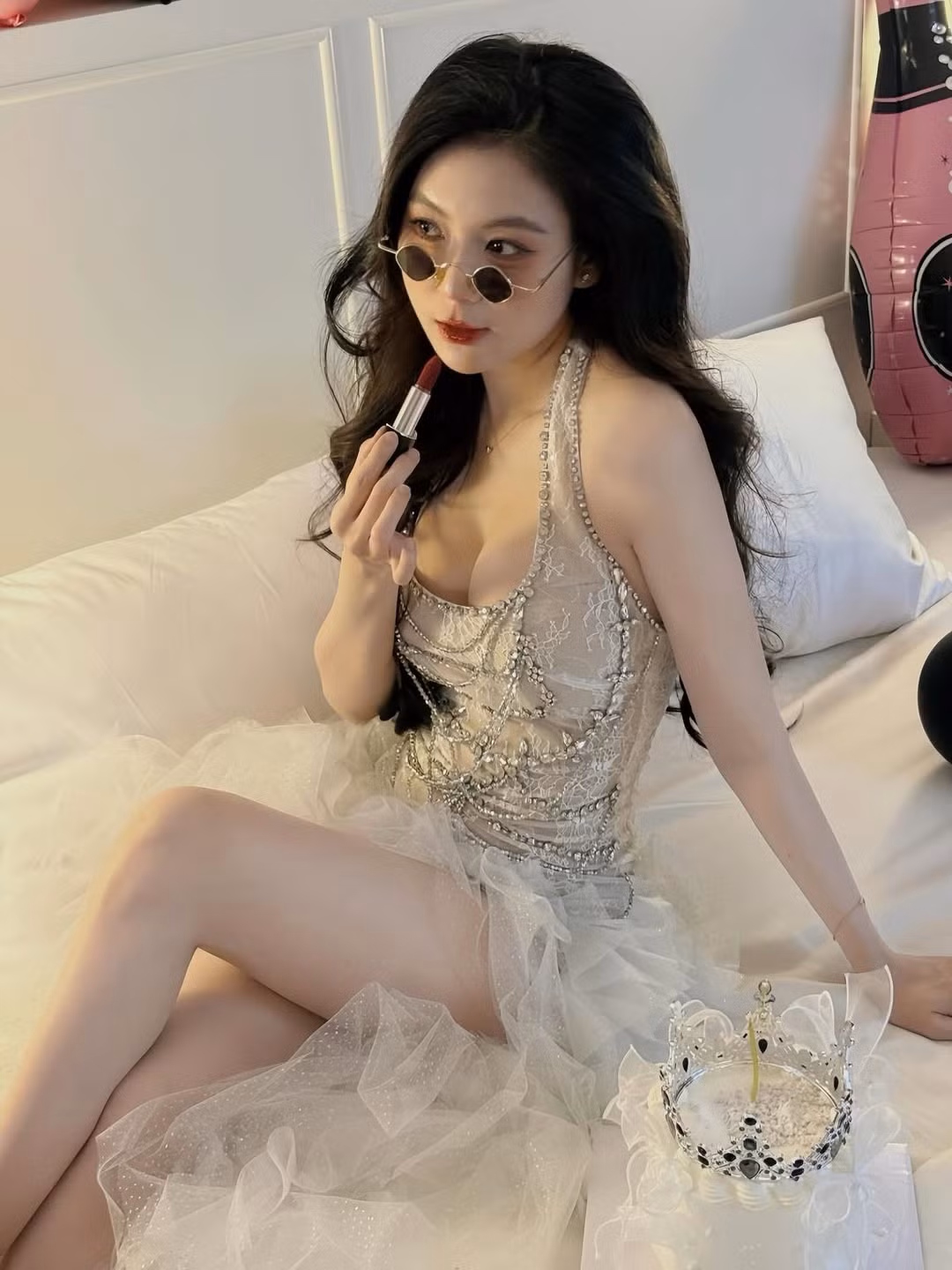 Điểm nhấn của bộ trang phục nằm ở phần thân trên xuyên thấu, đính kết đá và dây xích lấp lánh, giúp cô khoe khéo vòng một đầy đặn cùng làn da trắng sứ không tì vết. (Ảnh: IGNV)