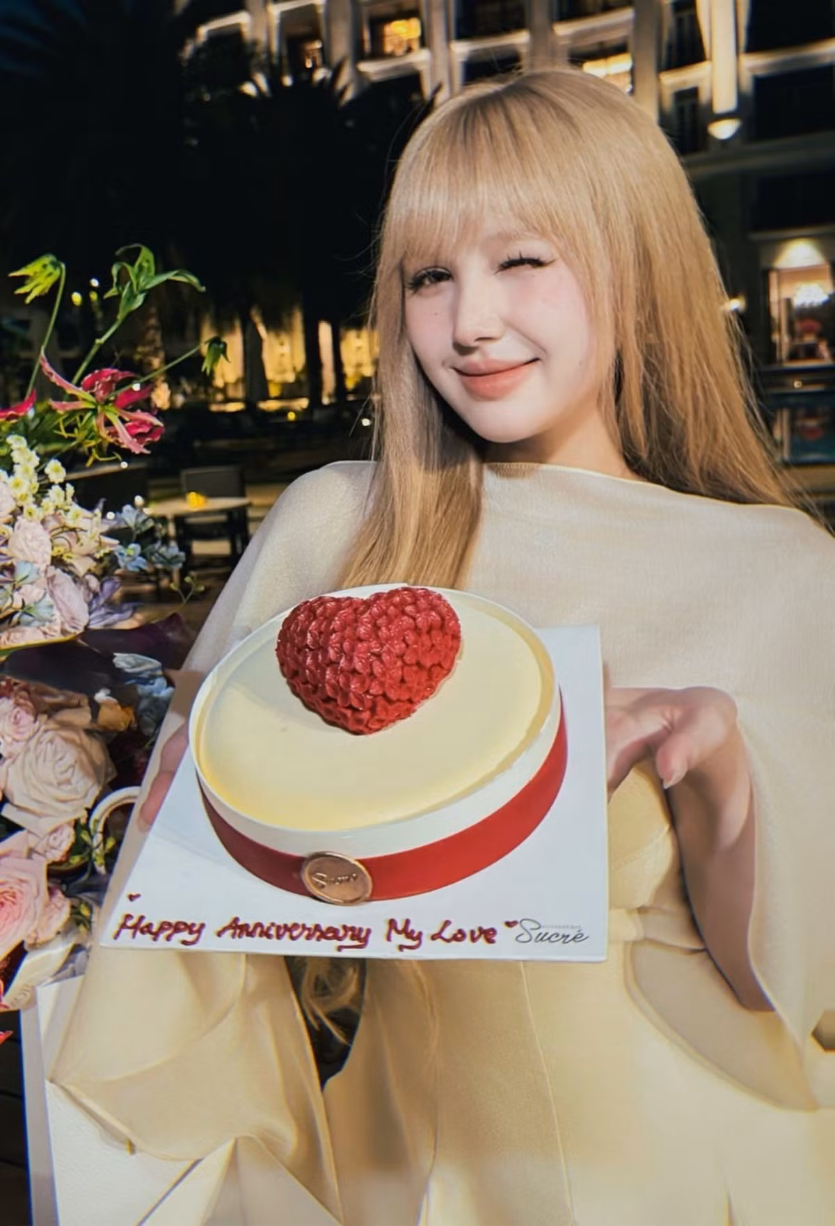 Xoài Non và Gil Lê dính nghi vấn hẹn hò vào tháng 8 năm ngoái khi cặp đôi ngôi sao bị "tóm dính" ôm hôn thân mật trên sân pickleball. (Ảnh: Facebook Phạm Trang)