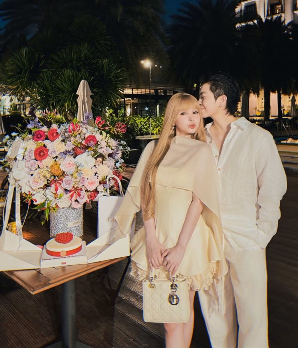 Sau một năm hẹn hò đầy ngọt ngào, Gil Lê và Xoài Non đã chính thức kỷ niệm dấu mốc đặc biệt này bằng một buổi tiệc lãng mạn và ấm cúng. Cặp đôi đã chia sẻ những khoảnh khắc hạnh phúc trên trang cá nhân, khiến người hâm mộ không khỏi ghen tị và ngưỡng mộ. (Ảnh: Facebook Phạm Trang)