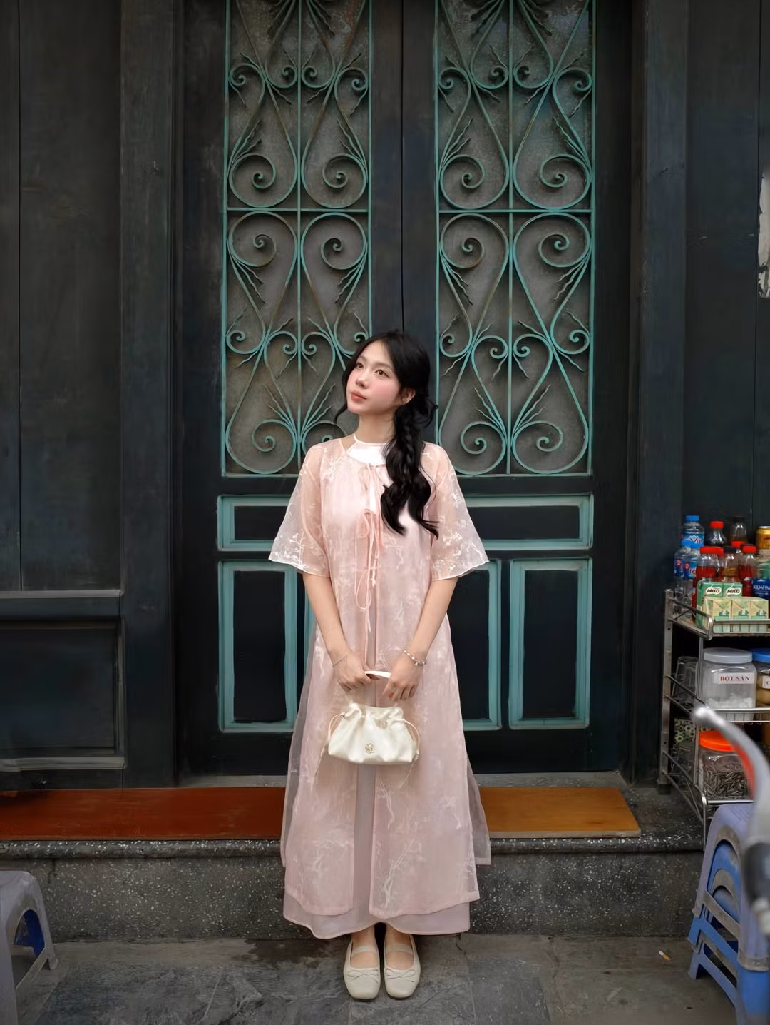 Cô thường xuyên chia sẻ những khoảnh khắc đời thường, các bộ ảnh thời trang đa phong cách, nhưng vẫn ưu tiên hình ảnh thuần khiết, dịu dàng, rất được lòng người hâm mộ. (Ảnh: IGNV)