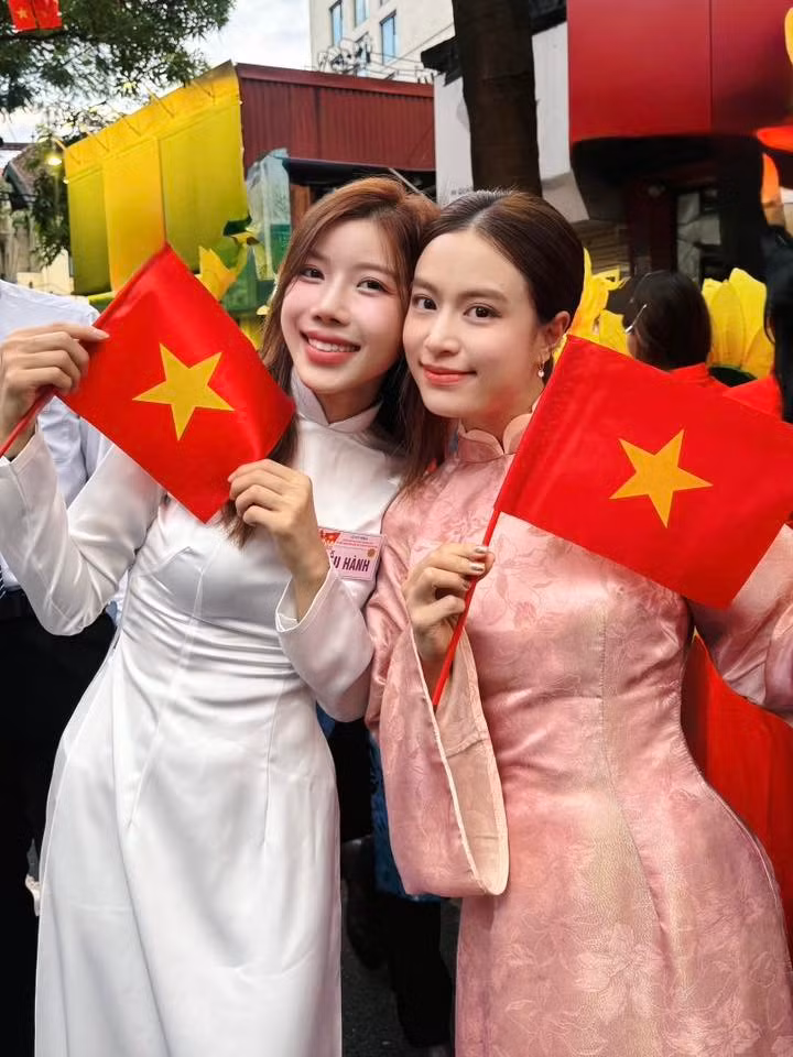 Nhan sắc của cô nàng được nhiều người nhận xét ngọt ngào, trẻ trung sau bao nhiêu năm làm nghề, thậm chí được ví như nữ sinh đại học. (Ảnh: FBNV)