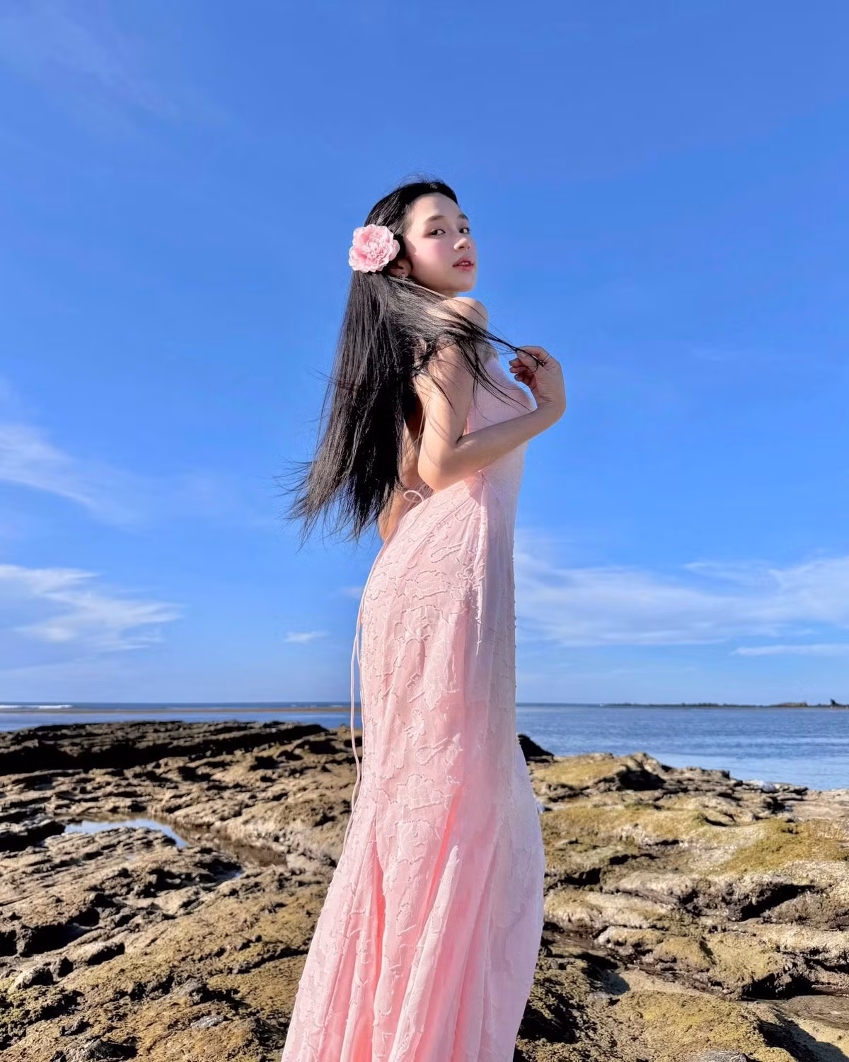 Karty Chang trở nên nổi tiếng sau khi tham gia chương trình "Tỏ tình hoàn mỹ" và thành công kết đôi cùng trai đẹp Otis (tên thật Đỗ Nhật Trường, sinh năm 1997). Chuyện tình của cặp đôi từng thu hút sự quan tâm lớn từ cộng đồng mạng, đặc biệt khi họ chia tay rồi tái hợp. (Ảnh: FBNV)