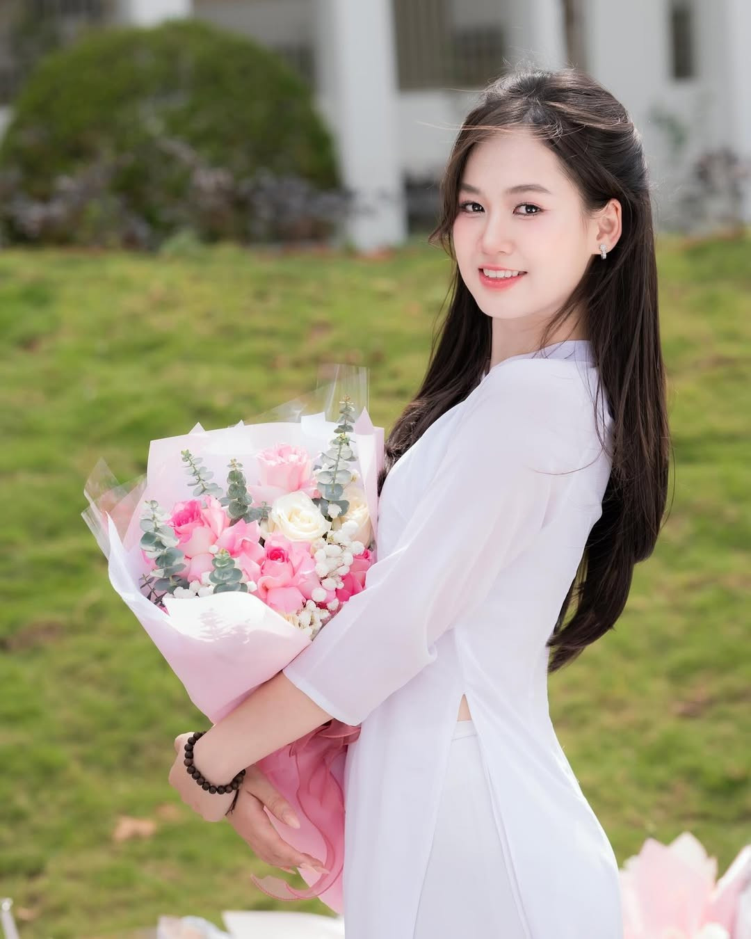 Dù ở góc chụp cận cảnh khoe nụ cười tươi tắn hay khoảnh khắc nhìn xa xăm đầy suy tư, Hiền Mai đều chinh phục người xem bằng thần thái tự tin, cuốn hút và vẻ ngoài không hề thua kém các hot girl. (Ảnh: IGNV)