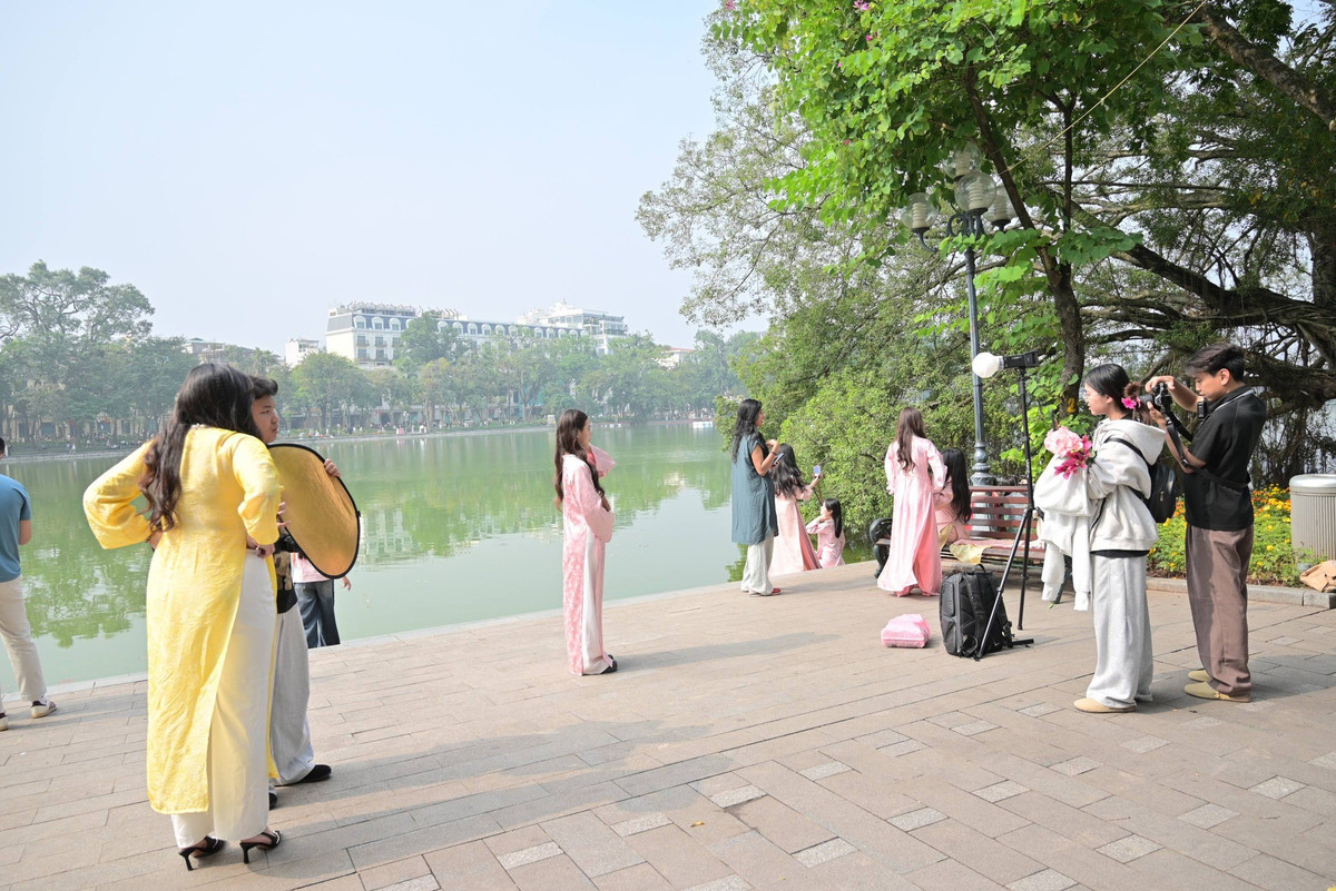 Dù còn khoảng hai tháng nữa mới đến Tết Nguyên đán, thế nhưng không khí xuân đã bắt đầu len lỏi khắp các góc phố Hà Nội.