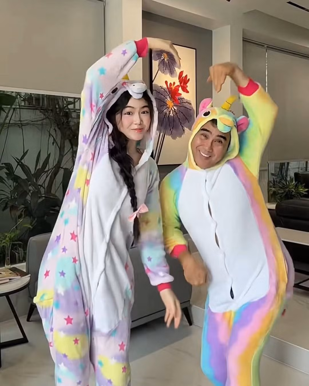 Những khoảnh khắc vui đùa, trêu chọc nhau cho thấy sự thoải mái và khoảng cách thế hệ dường như được xóa nhòa trong gia đình nam MC. (Ảnh: @mai.thaolinh)