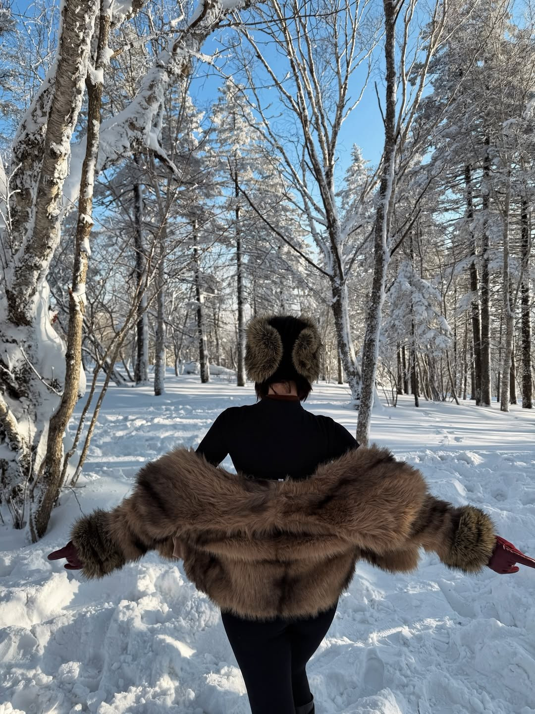 Từ những khoảnh khắc tự tin khoe đường cong, tạo dáng tung áo khoác lông giữa rừng cây phủ sương giá, cho đến hình ảnh nằm nghiêng lãng mạn trên nền tuyết trắng, Thúy Quỳnh đã tận dụng tối đa vẻ đẹp của khung cảnh thiên nhiên để cho ra đời những bức ảnh "triệu like". (Ảnh: IGNV)