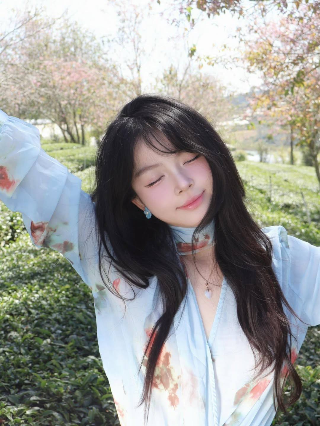 Uyên Nhi bắt đầu được chú ý qua các bộ ảnh lookbook và được biết đến nhiều hơn khi quyết định tham gia "Tỏ tình hoàn mỹ" mùa 2. Với khả năng diễn xuất tự nhiên và gương mặt "không góc chết", cô nhanh chóng trở thành cái tên được nhiều nhãn hàng săn đón. (Ảnh: IGNV)