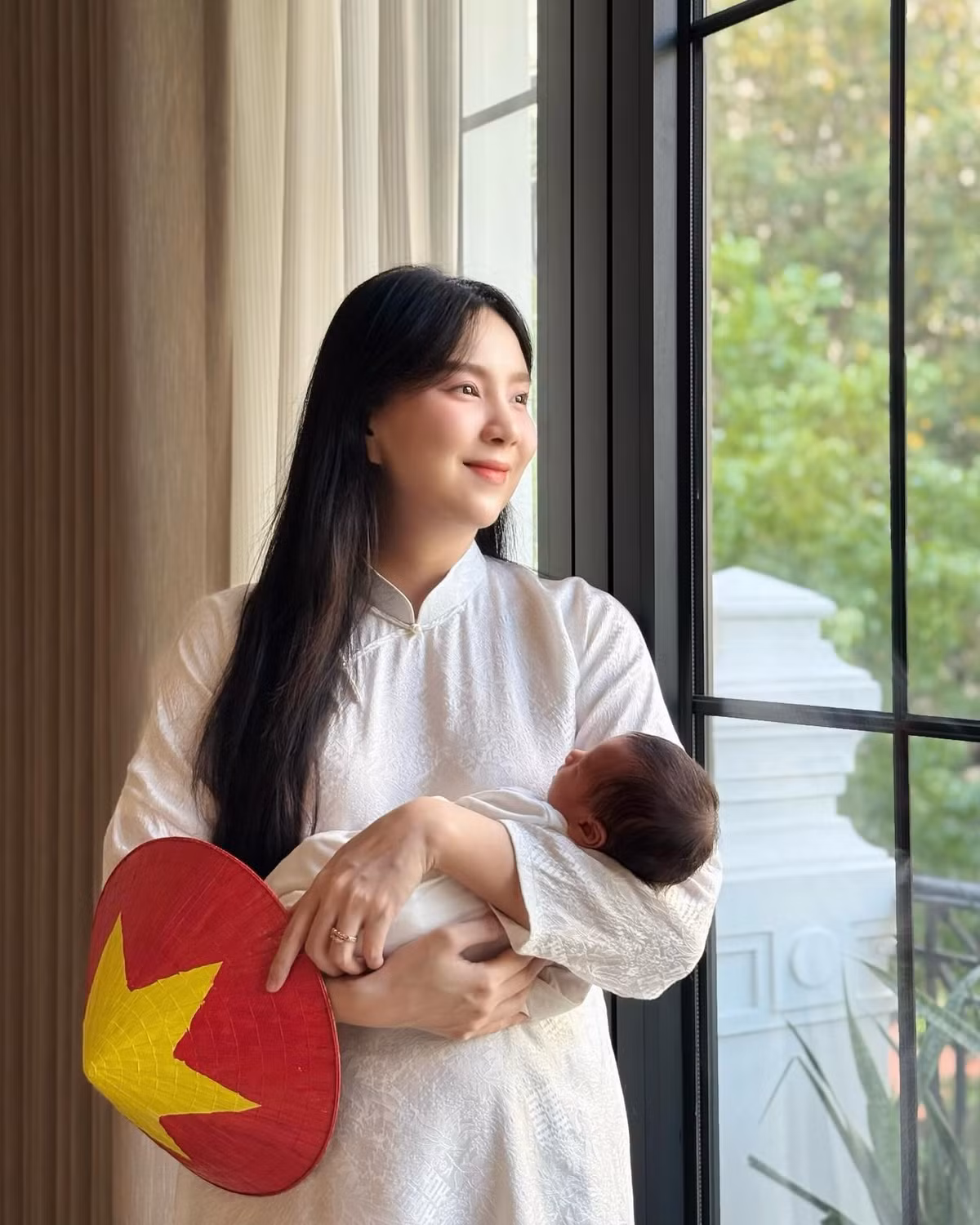 Sau sinh em bé, Mai Ngọc thường xuyên cập nhật hành trình nuôi con nhỏ lên trang cá nhân. Cô tận hưởng cuộc sống tròn đầy, viên mãn sau những sóng gió đã qua. (Ảnh: IGNV)