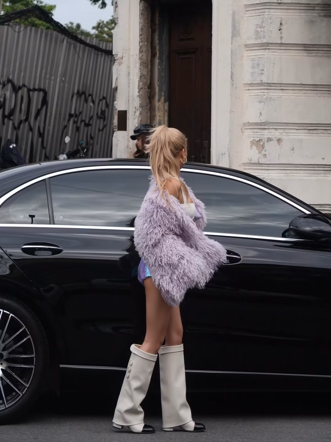 Khi lên đồ cho buổi tối dạo phố và tham dự những bữa tiệc đêm, Louis Phạm chuyển mình thành một quý cô quyến rũ với áo khoác lông xù dáng crop top màu tím lilac, mang lại vẻ ngoài xa hoa và ấm áp. (Ảnh: IGNV)