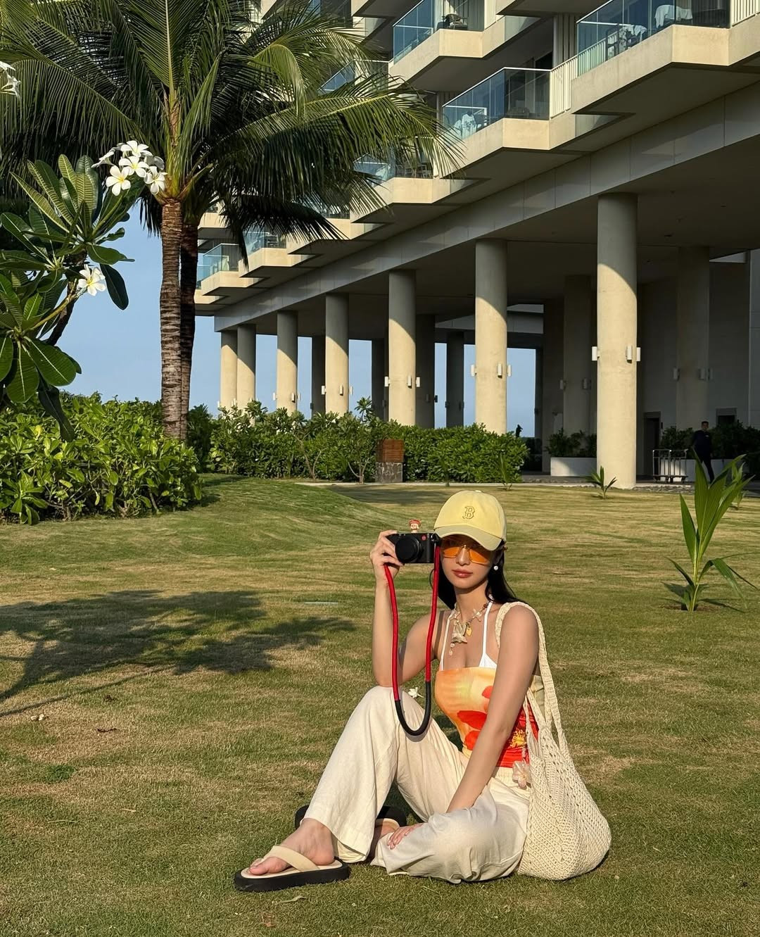 Không cần trang phục cầu kỳ, nữ diễn viên vẫn ghi điểm tuyệt đối với phong cách đơn giản mà đầy cuốn hút, phô trọn vẻ đẹp tự nhiên và vóc dáng thon gọn. (Ảnh: IGNV)