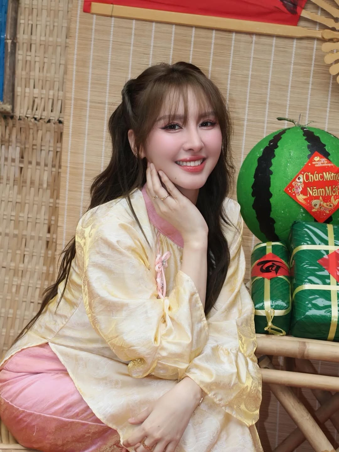 Khác với những bộ trang phục năng động thường thấy trên sóng livestream, "nàng thơ" của làng game Việt chọn lối trang điểm trong trẻo, nhấn vào đôi mắt sâu và làn môi hồng tự nhiên. (Ảnh: IGNV)