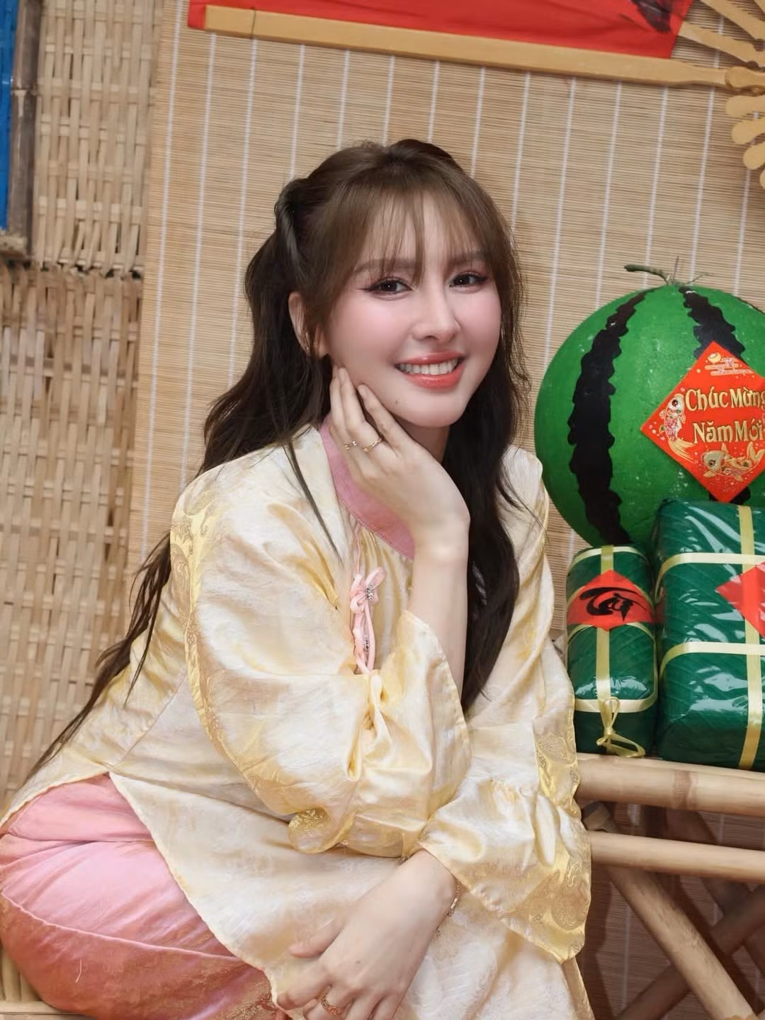 Khác với những bộ trang phục năng động thường thấy trên sóng livestream, "nàng thơ" của làng game Việt chọn lối trang điểm trong trẻo, nhấn vào đôi mắt sâu và làn môi hồng tự nhiên. (Ảnh: IGNV)