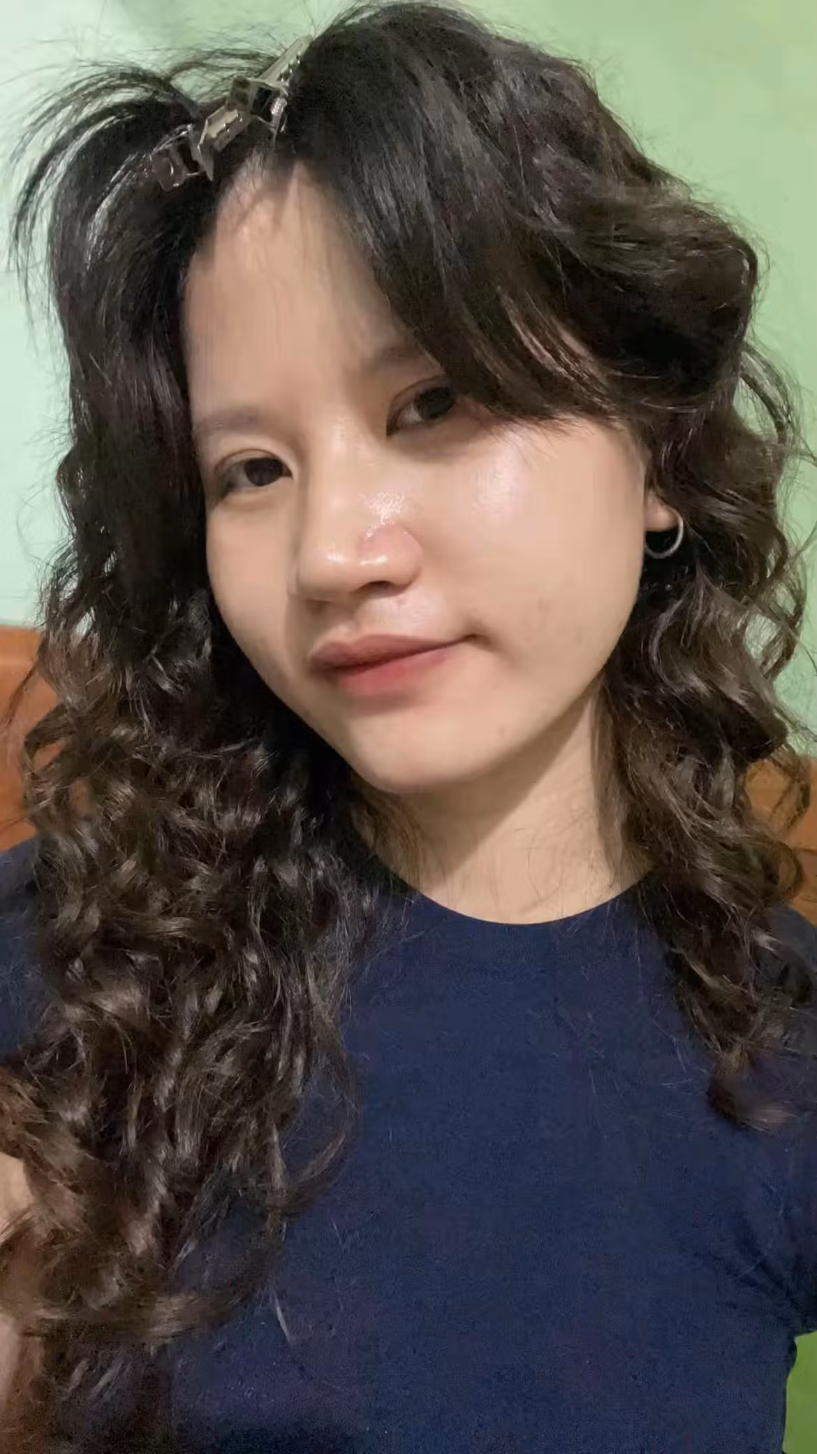 "Xinh mà bà, biết đâu nhờ vậy bà tìm được kiểu tóc phù hợp với bà thì sao, tui thấy xinh mà, đừng buồn nha", "dễ thương mà, còn 2 tuần nữa mới tới tết, bạn gội đầu nó giãn ra từ từ chứ mới uốn ai cũng xoăn tít lên hết" - netizen chia sẻ dưới bài đăng của cô gái.