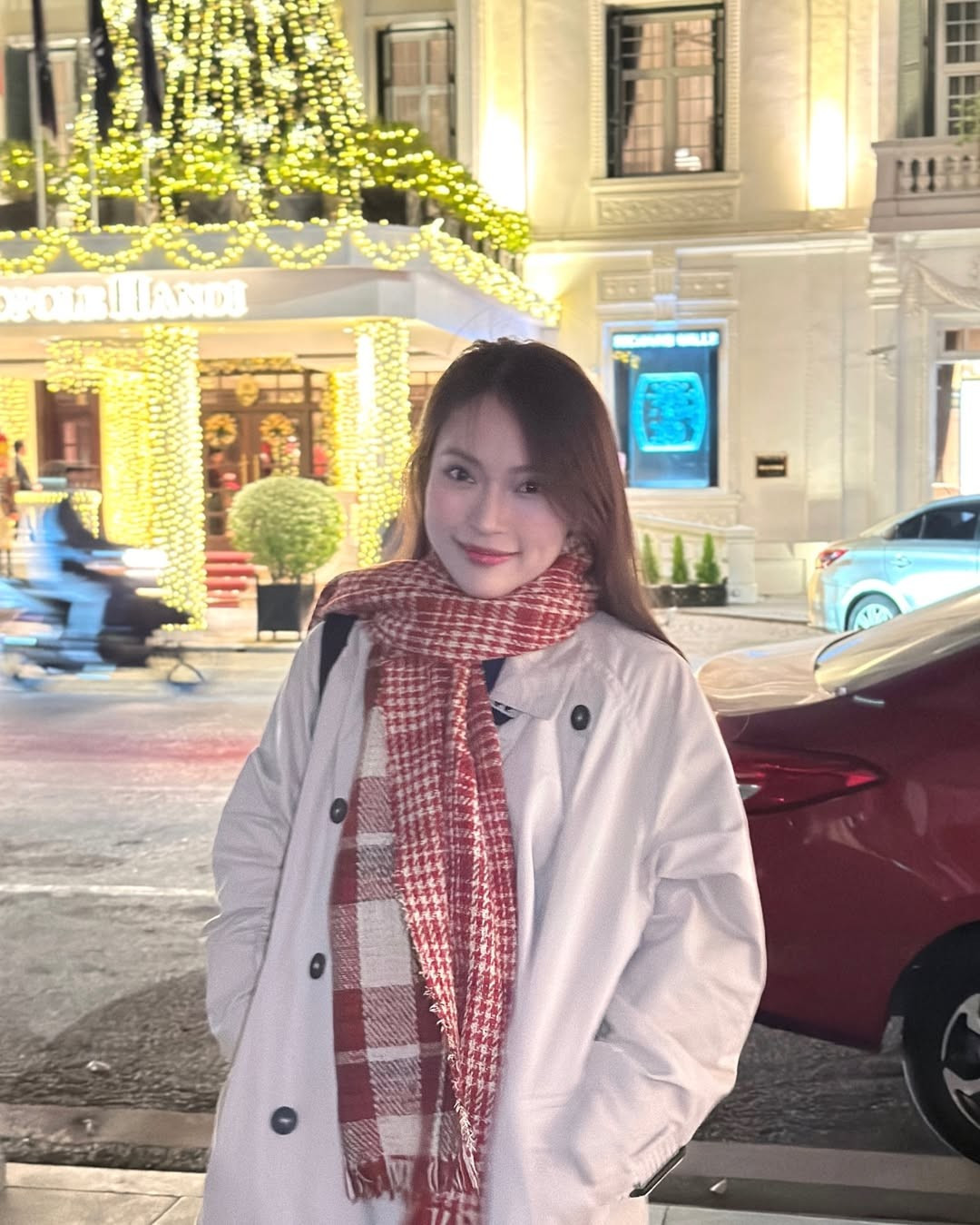 Địa điểm được Khánh Vy lựa chọn check-in chính là khu vực phía trước Hotel Metropole Hanoi - một trong những biểu tượng sang trọng bậc nhất thủ đô. Dưới ánh sáng vàng rực rỡ của hàng ngàn ánh đèn trang trí, nhan sắc của nữ MC sinh năm 1999 càng thêm phần lung linh. (Ảnh: IGNV)