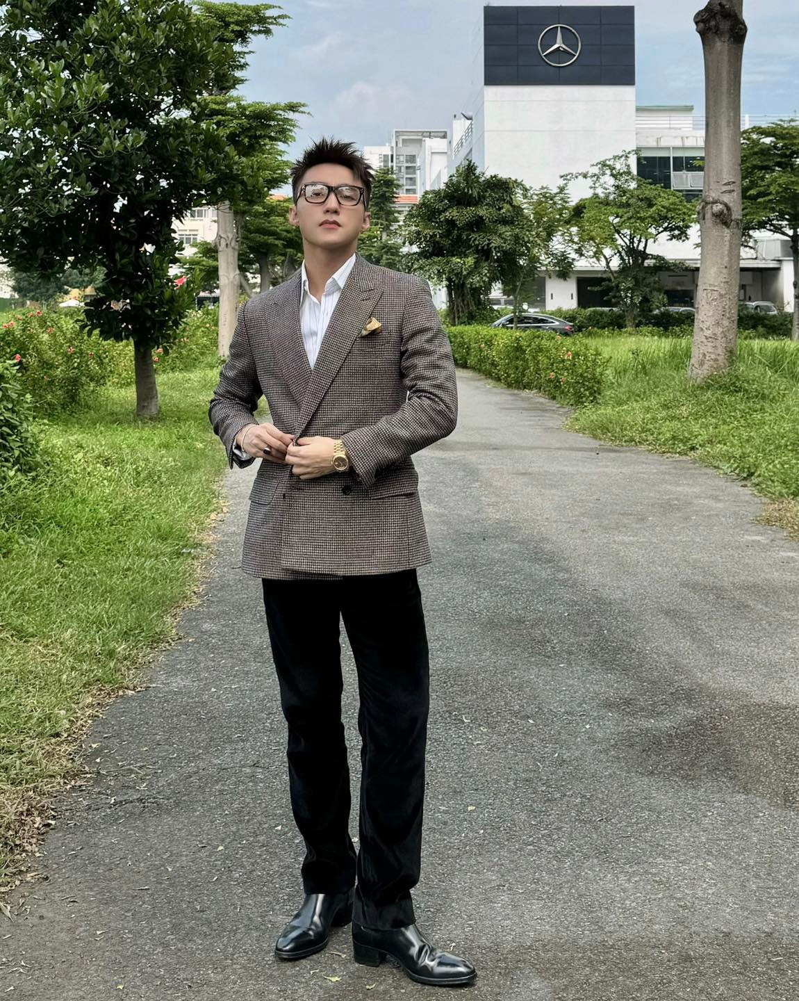 Một lần khác, Sơn Tùng M-TP lại gây chú ý khi đăng ảnh ngồi xích lô dạo quanh Hồ Tây. Hình ảnh ấy khiến người lái xích lô chở anh bỗng nổi tiếng và kín lịch chở khách những ngày sau đó. (Ảnh: Facebook M-TP)