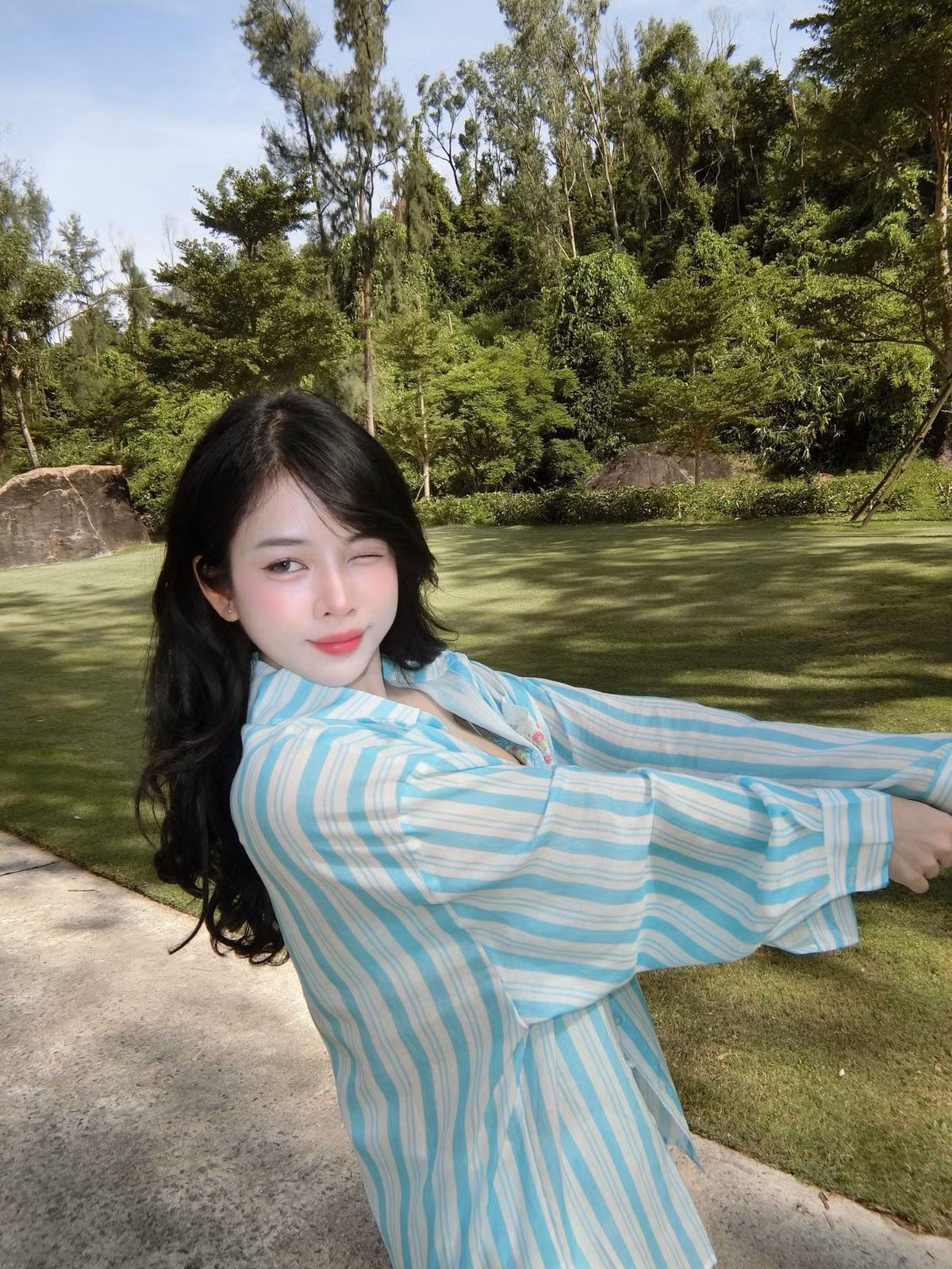 Trước đây, nữ DJ gây ấn tượng với phong cách trong sáng, ngọt ngào. Vài năm trở lại đây, cô nàng chuyển hướng, theo đuổi phong cách thời trang quyến rũ nhưng không gây phản cảm.(Ảnh: FBNV)