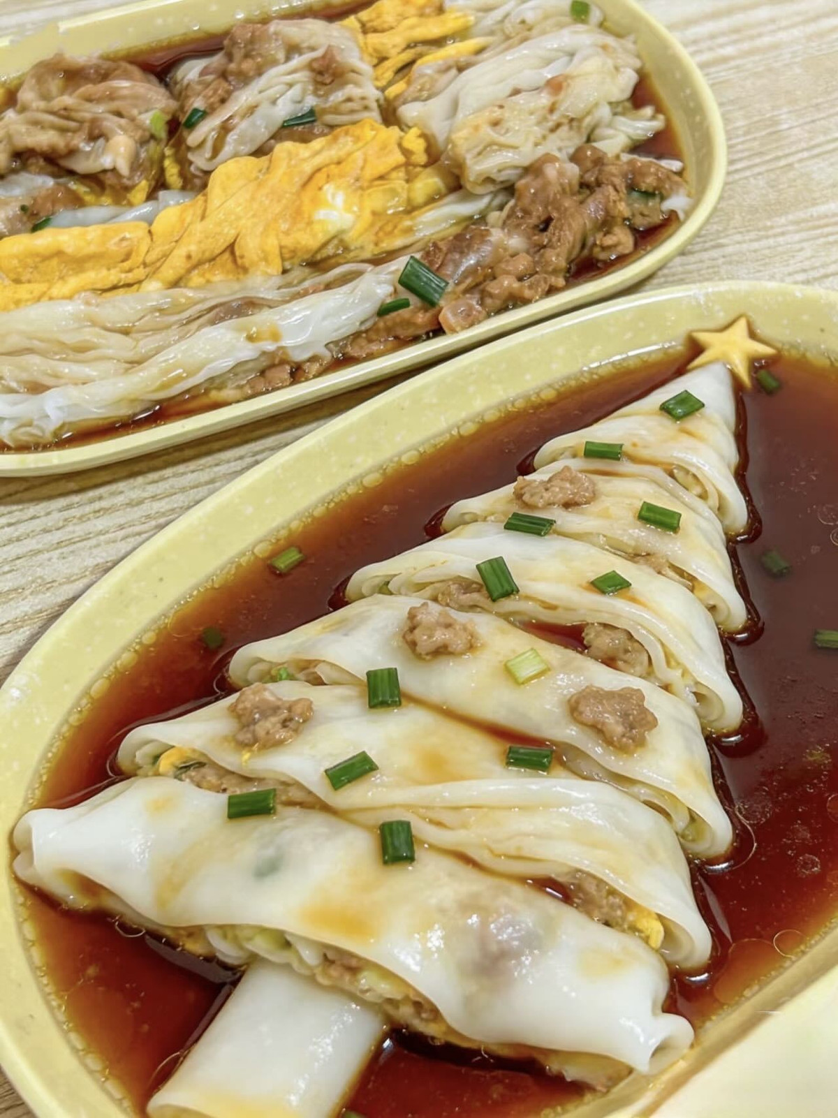 Nhiều người đã tận dụng kỹ năng nấu nướng và bày biện để biến tấu các món ăn thành hình dáng cây thông Noel đẹp mắt, khiến mâm cơm gia đình trở nên đặc biệt hơn.