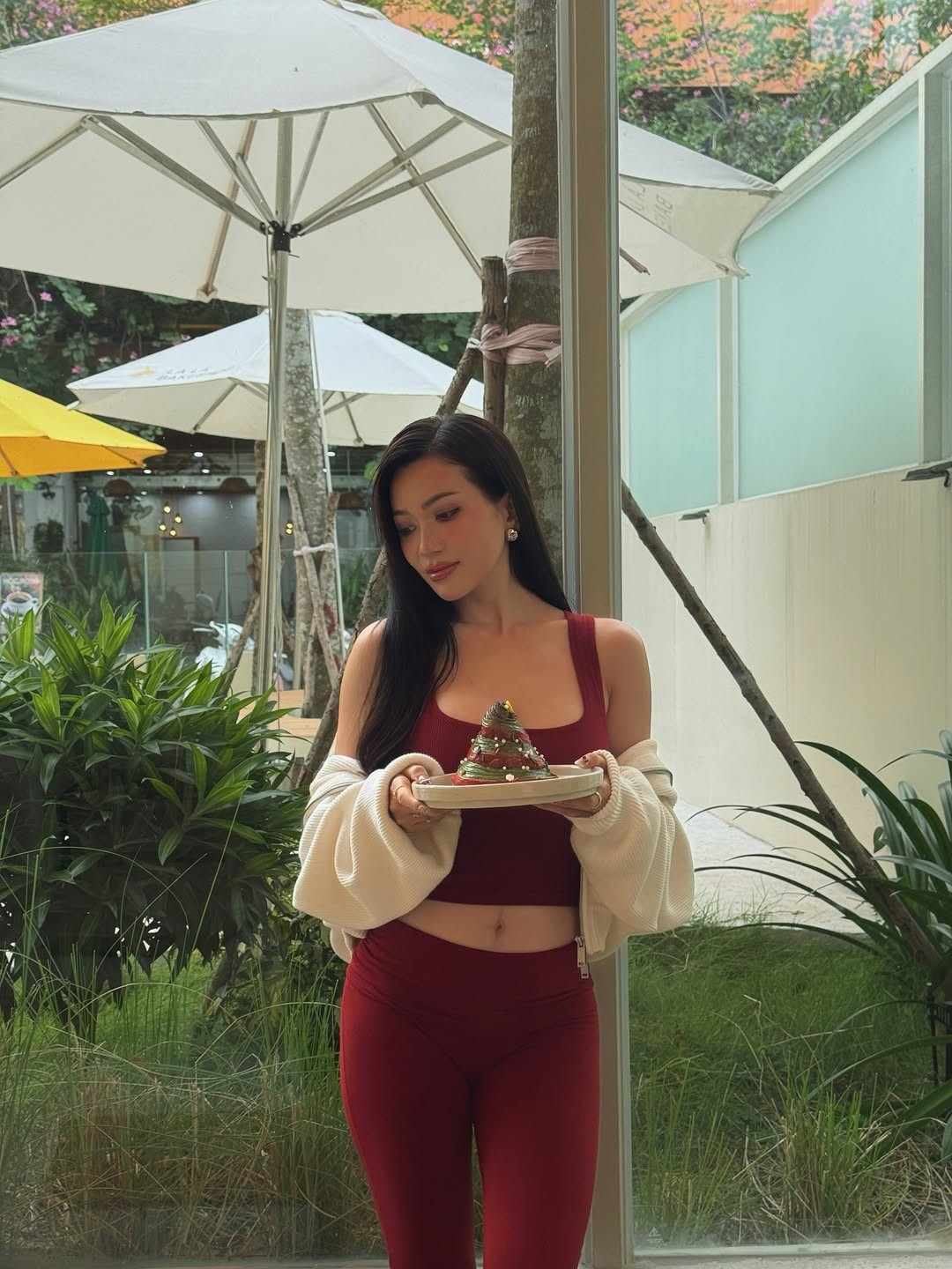 Ở tuổi 38, Sĩ Thanh vẫn giữ được làn da căng bóng và số đo 3 vòng chuẩn chỉnh - minh chứng rõ nhất cho danh xưng "mỹ nhân không tuổi" của showbiz Việt. (Ảnh: IGNV)