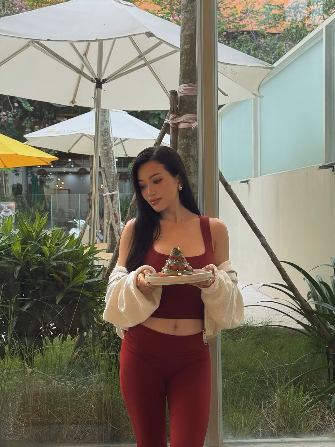 Ở tuổi 38, Sĩ Thanh vẫn giữ được làn da căng bóng và số đo 3 vòng chuẩn chỉnh - minh chứng rõ nhất cho danh xưng "mỹ nhân không tuổi" của showbiz Việt. (Ảnh: IGNV)