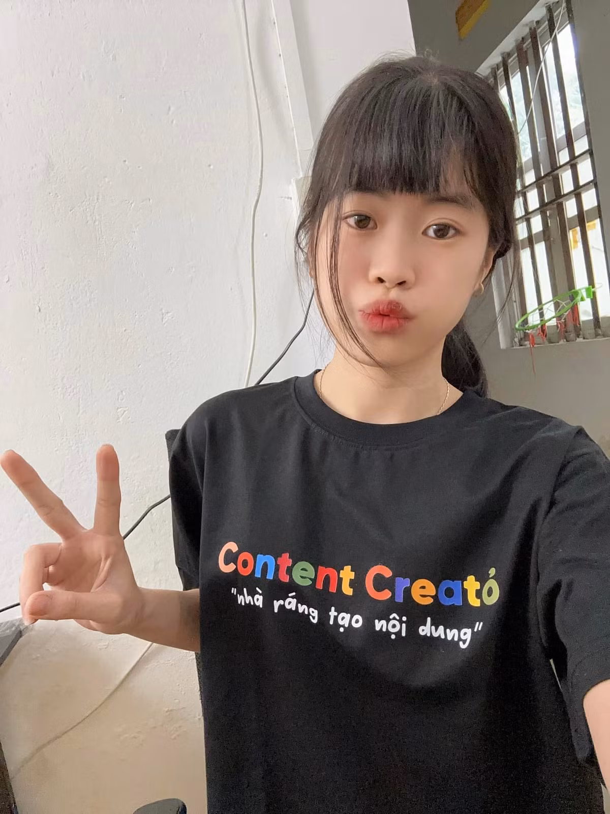 Đồng Thùy Dung là một trong những hiện tượng mạng xã hội thu hút hàng triệu lượt xem nhờ những video ngắn hài hước, chân thực với giọng nói đậm chất địa phương. (Ảnh: FBNV)