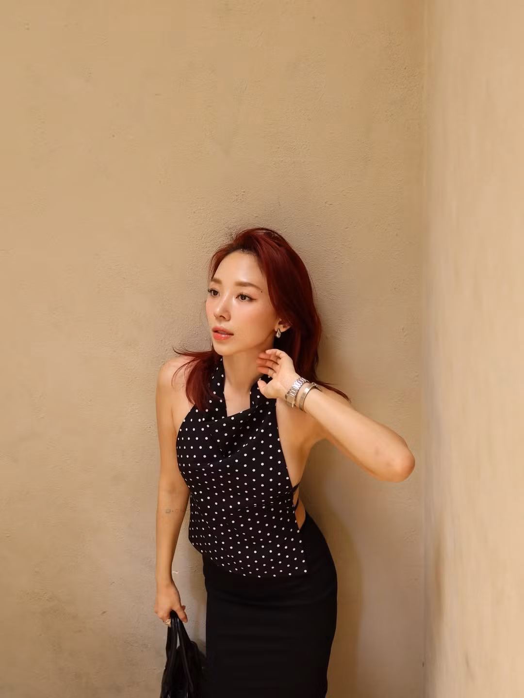 Loạt ảnh mới trong set đồ cắt xẻ cực táo bạo đã giúp nữ ca sĩ lên tiếng về tin đồn nói trên mà không cần phải đính chính một cách trực tiếp. (Ảnh: IGNV)