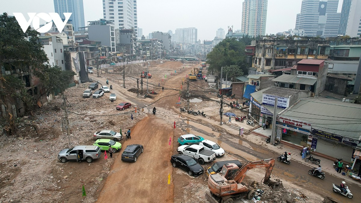 Đường thông tuyến kỹ thuật với mặt cắt rộng hơn 2 làn xe cho phép người dân di chuyển bằng ô tô, xe máy từ Hoàng Cầu đến Voi Phục