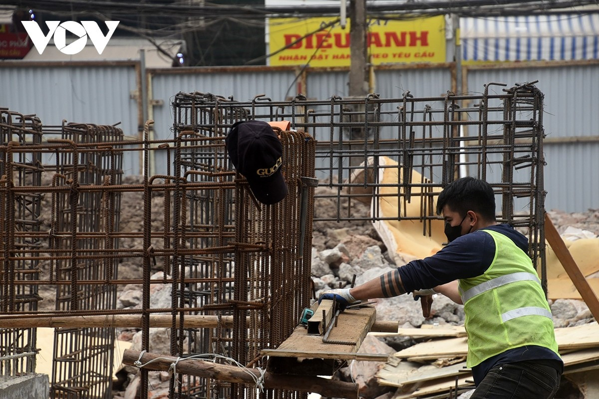Công nhân đan sắt đổ bê tông.