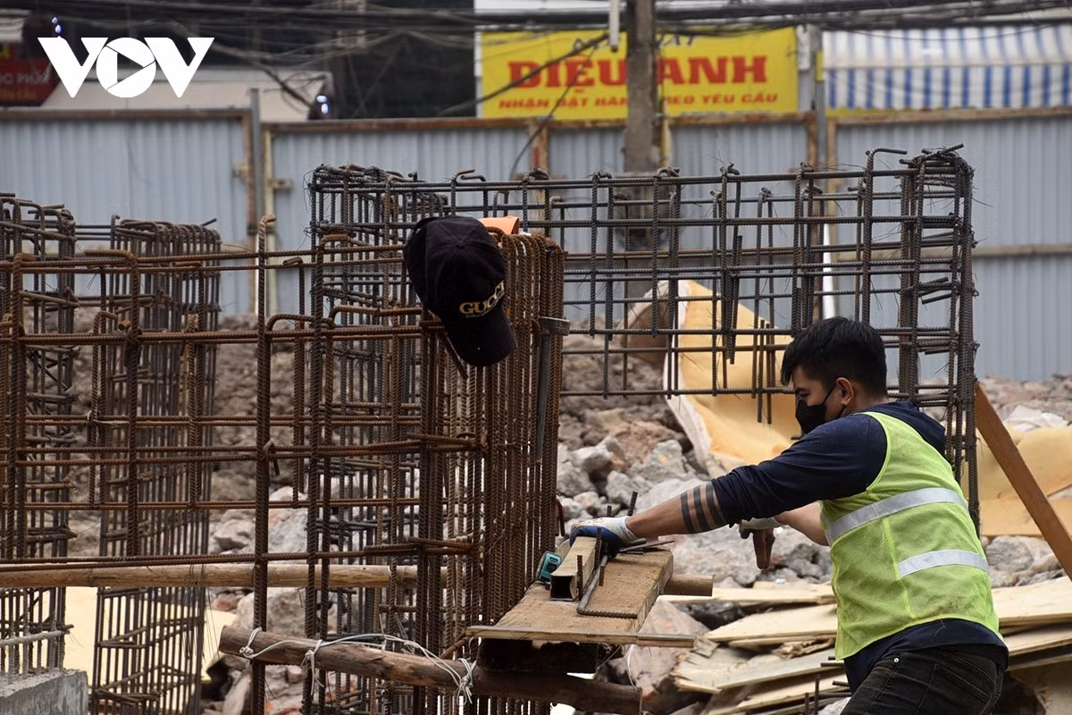 Công nhân đan sắt đổ bê tông.