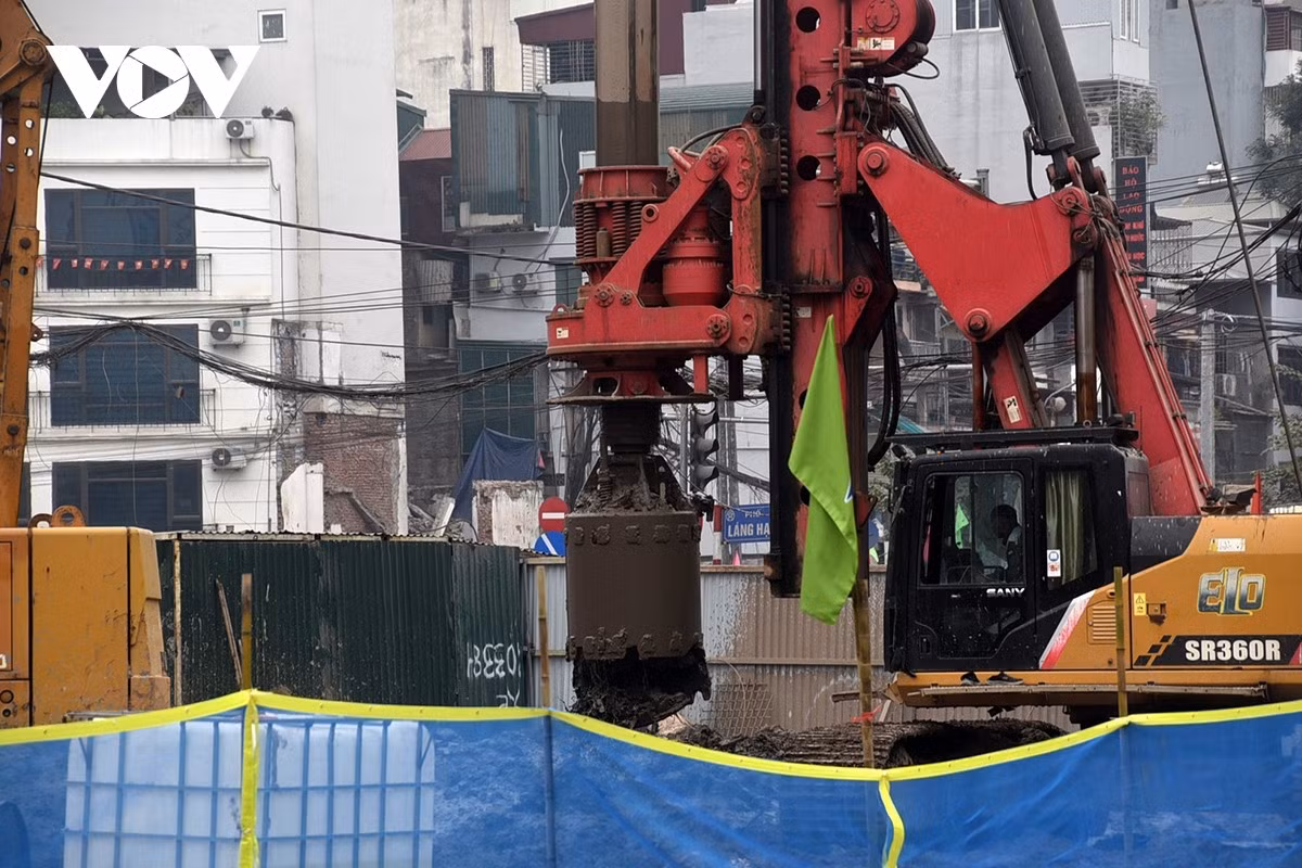 Hiện nhà thầu đang thi công cầu vượt nút giao Láng Hạ- Giảng Võ.