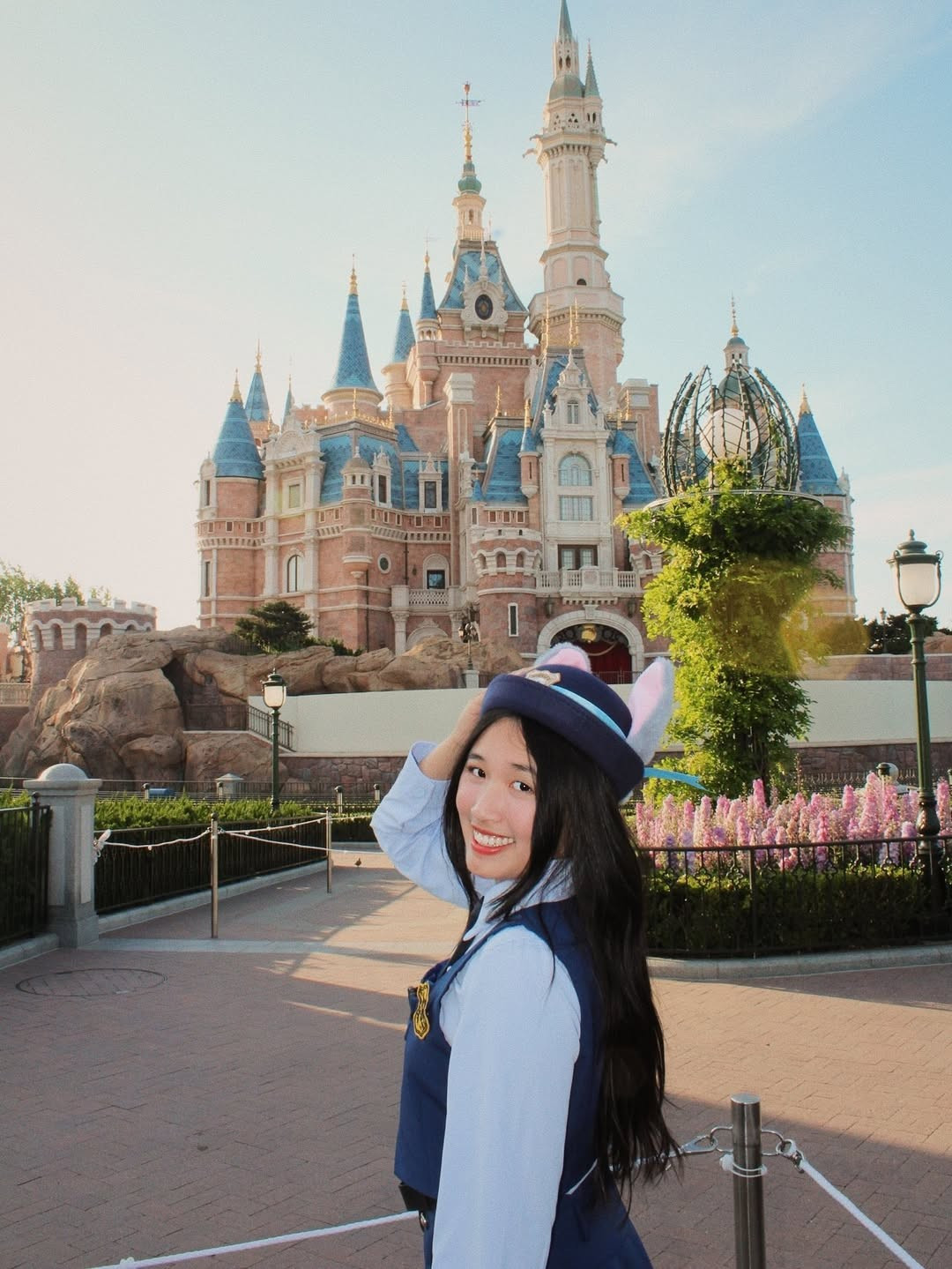 Trong bộ trang phục Judy Hopps, cô nàng vẫn giữ được nét duyên dáng, tươi tắn khi tạo dáng trước lâu đài cổ tích. (Ảnh: IGNV)