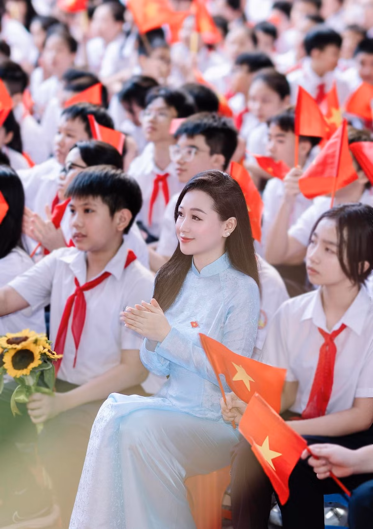 Mái tóc dài mượt mà được cô để xõa tự nhiên, kết hợp với nụ cười tươi tắn đã tạo nên một hình ảnh vô cùng duyên dáng. (Ảnh: FBNV)