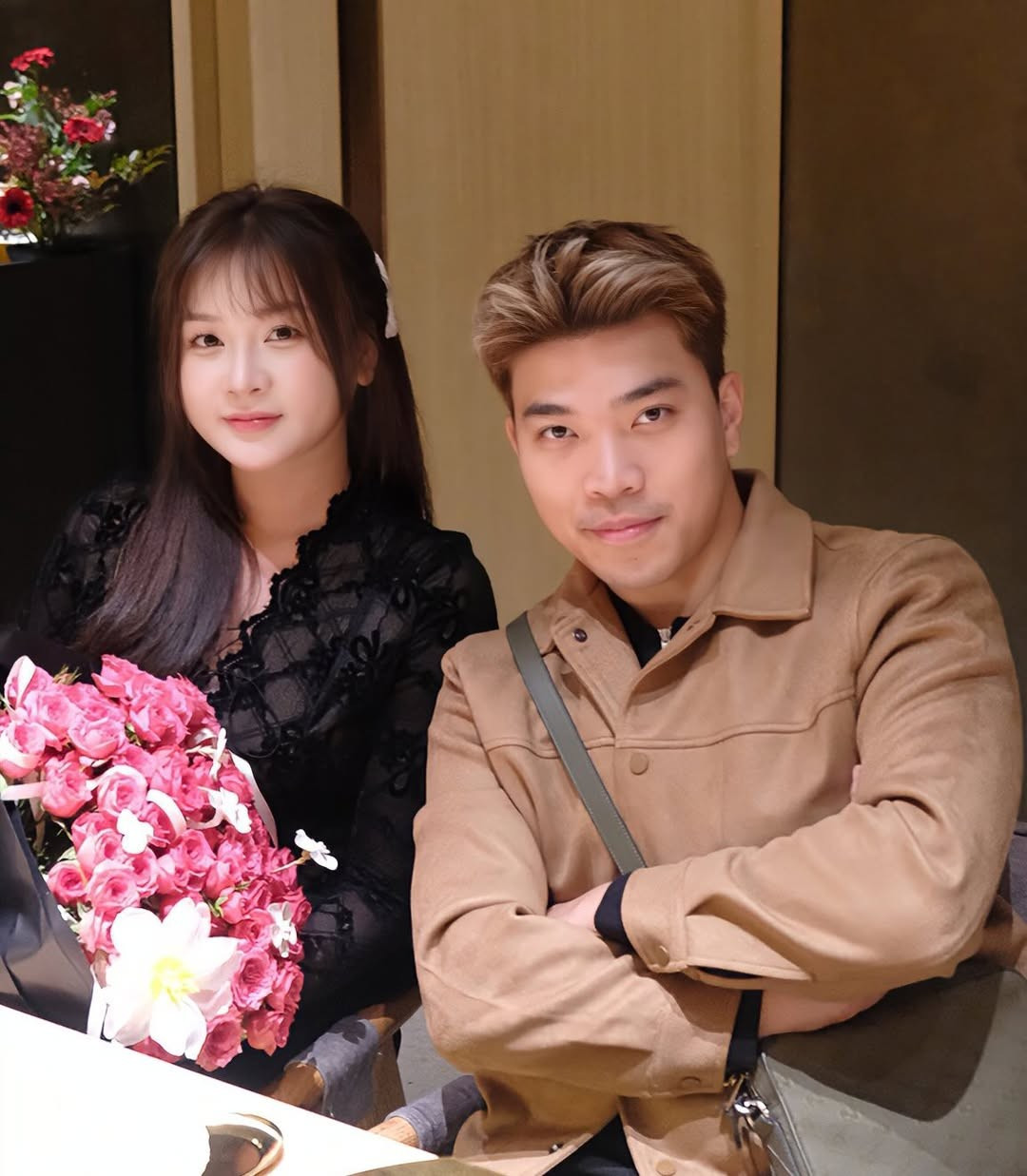 Lyly Sury chọn cho mình một chiếc váy ren đen quyến rũ, khoe trọn nhan sắc kẹo ngọt nhưng không kém phần sang trọng. Trong khi đó, Soanh Trần nam tính với chiếc áo khoác tông màu nâu ấm áp.