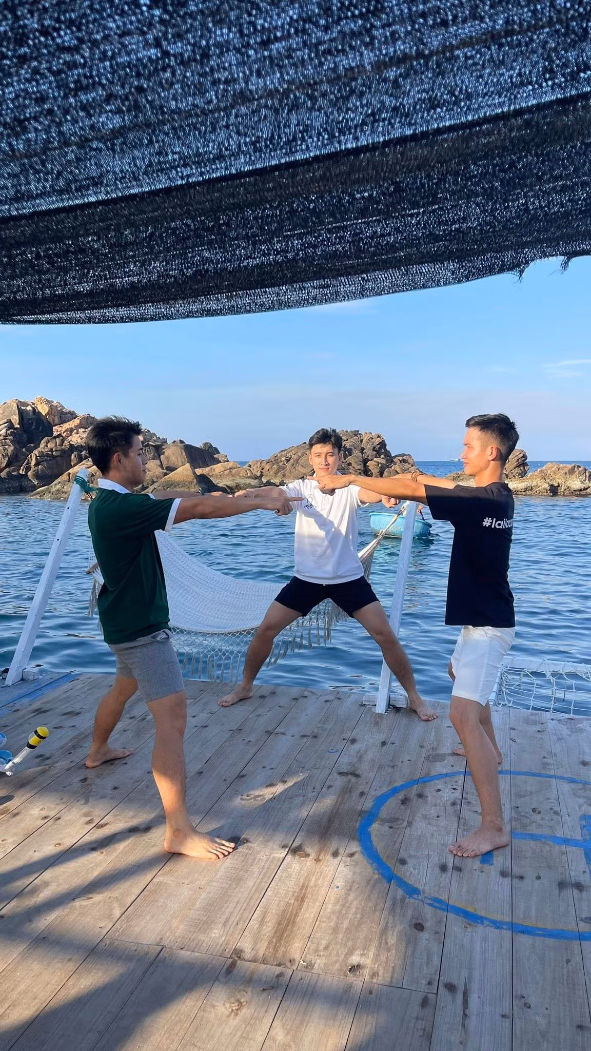 Điều đặc biệt là trong một số khoảnh khắc được Hữu Cường đăng tải có sự xuất hiện của 2 chiến sĩ khác cũng được nhiều người biết đến sau lễ diễu binh 2/9 là Đào Văn Bình và Long Trần. (Ảnh: FBNV)