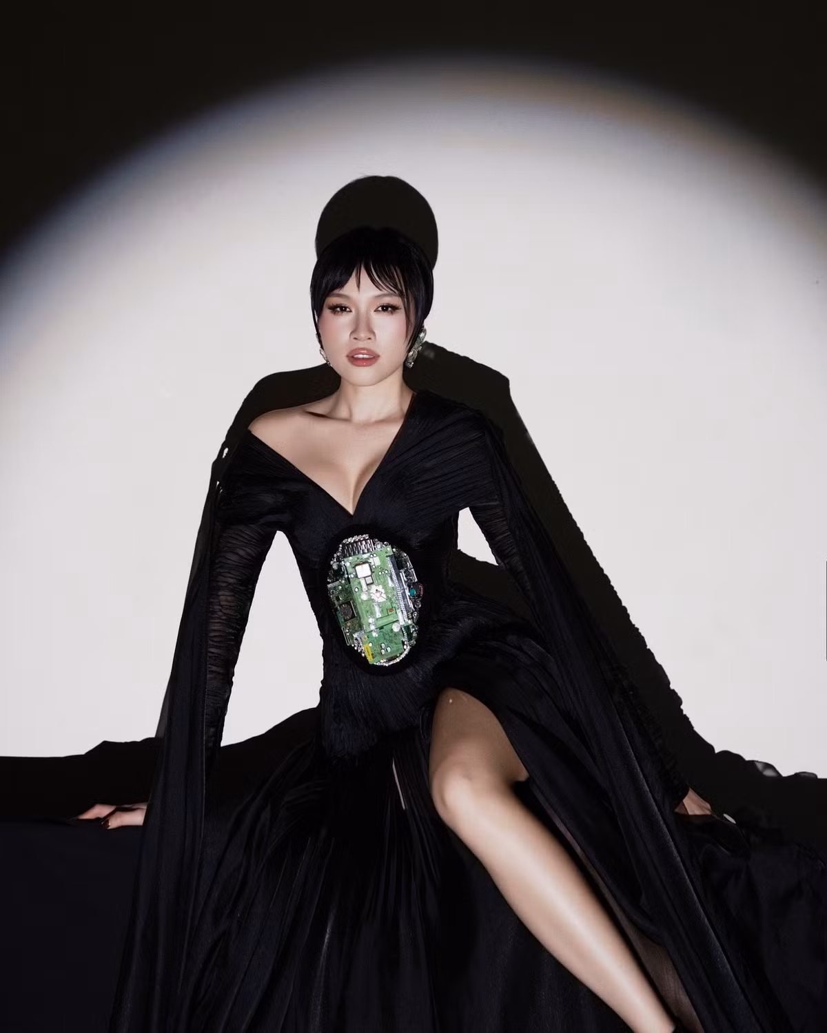 Thanh Thanh Huyền vốn quen thuộc với khán giả qua mái tóc dài hoặc kiểu tóc lob/bob uốn nhẹ nhàng, nữ tính. (Ảnh: FBNV)