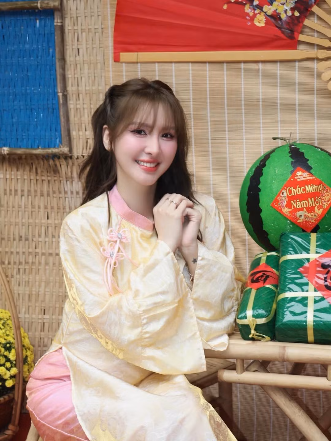 Điểm nhấn của trang phục nằm ở chất liệu gấm vân chìm sang trọng cùng chi tiết nơ thắt điệu đà bên ngực, giúp tôn lên vẻ đẹp đài các nhưng không kém phần trẻ trung. (Ảnh: IGNV)