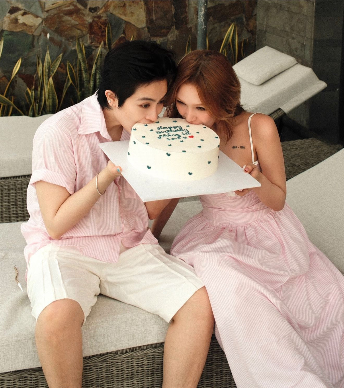 Đặc biệt, trên chiếc bánh kem là dòng chữ "Happy birthday chồng iu, Love u" khiến fan của cặp đôi vô cùng thích thú.