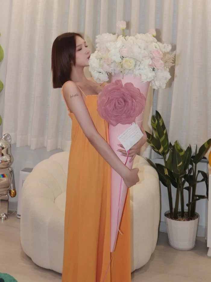 Xoài Non từng gọi Gil Lê là "phần ngọt ngào nhất cuộc đời" dịp Valentine. Từ đó, hai người thoải mái bày tỏ tình cảm với nhau trên mạng xã hội, trong các sự kiện cũng như buổi gặp gỡ gia đình.