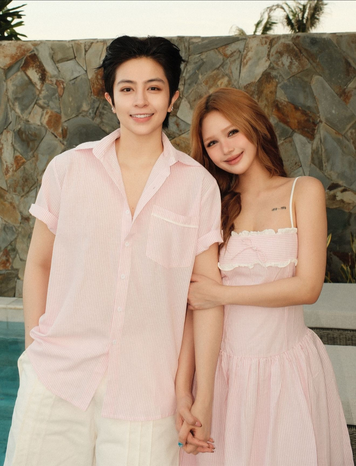 Cặp tình nhân đang có chuyến nghỉ dưỡng ở biển và được khen đẹp đôi khi chọn trang phục đồng điệu tông hồng trong ngày sinh nhật của Gil Lê.