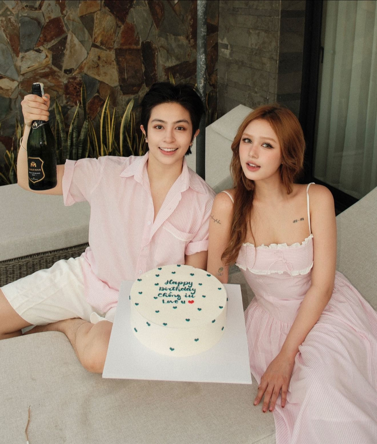 Trước đó, thời gian đang trong giai đoạn đồn đoán rạn nứt với Xemesis, cô nàng bị bắt gặp với ngoại hình thiếu sức sống, mệt mỏi trên sóng livestream.