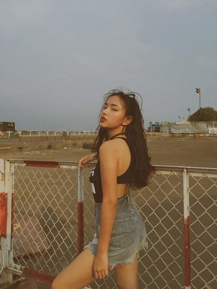 Không đóng khung trong hình tượng nữ tính, Châu Bùi thời điểm đó đã cực chuộng những chiếc áo tank-top in số, phối cùng quần denim shorts rách và kính mắt bản to - một phong cách năng động, khỏe khoắn nhưng vẫn rất sexy. (Ảnh: IGNV)