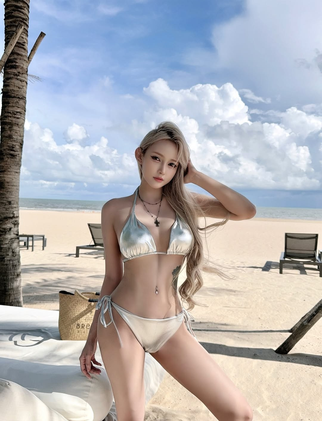 Thiết kế halter neck cùng chi tiết dây buộc ở eo giúp tôn lên đường cong hoàn hảo của cô. Sự kết hợp giữa màu bikini và làn da trắng tạo nên một tổng thể hài hoà, thu hút mọi ánh nhìn. (Ảnh: FBNV)