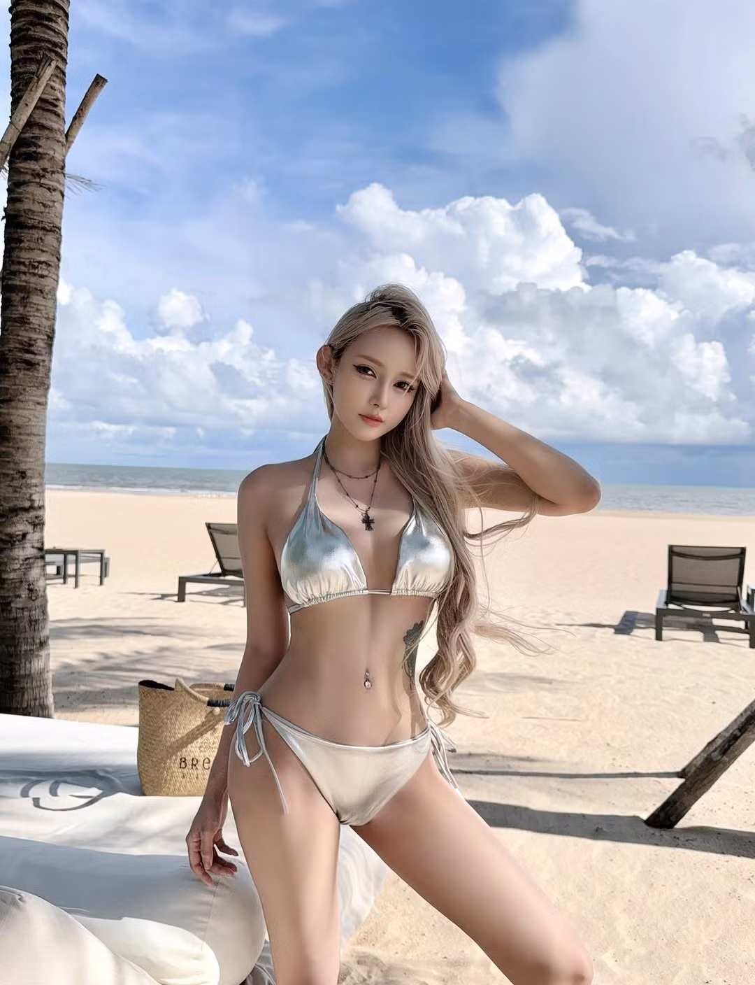 Thiết kế halter neck cùng chi tiết dây buộc ở eo giúp tôn lên đường cong hoàn hảo của cô. Sự kết hợp giữa màu bikini và làn da trắng tạo nên một tổng thể hài hoà, thu hút mọi ánh nhìn. (Ảnh: FBNV)