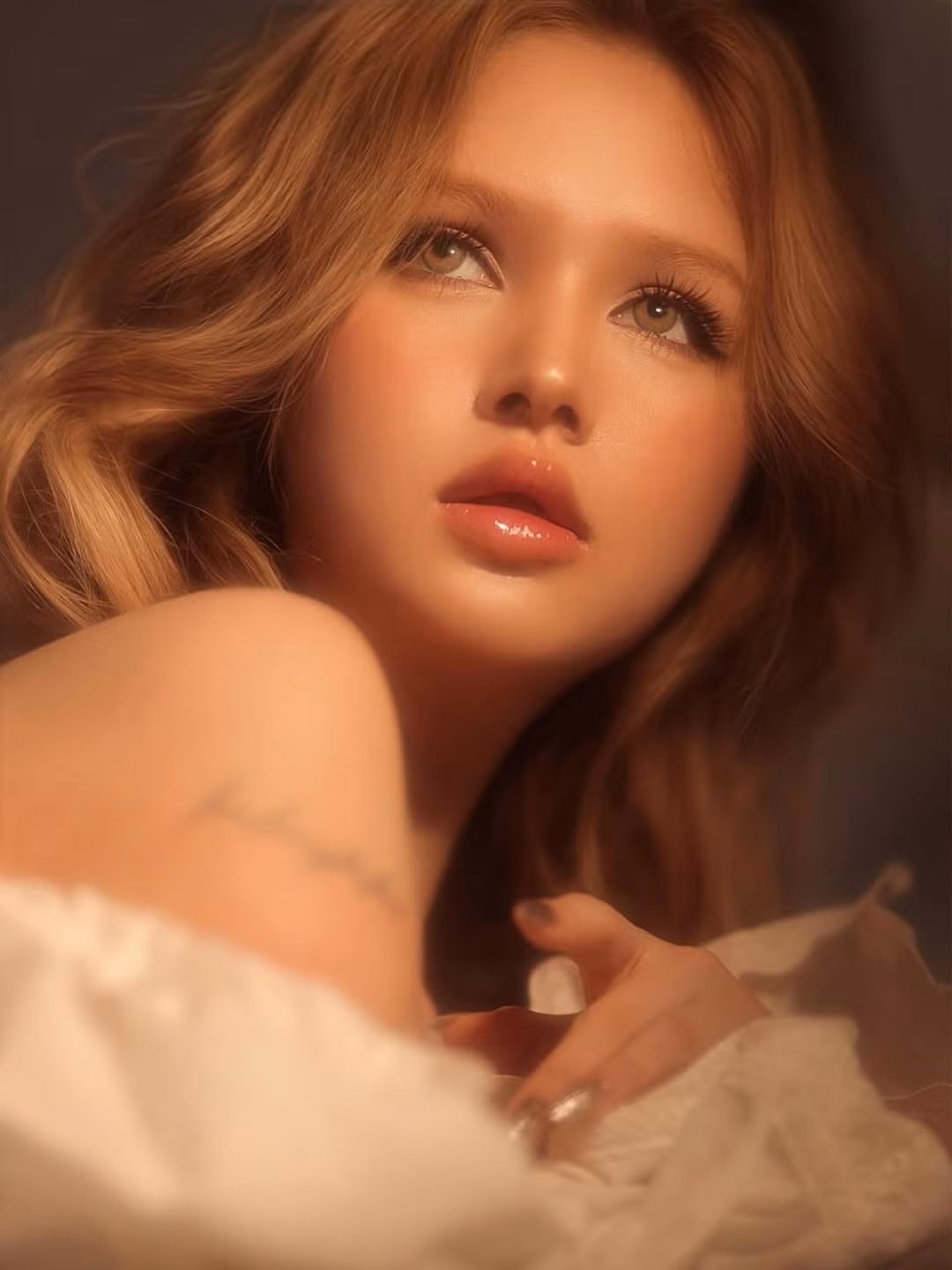 Trong bộ ảnh, Xoài Non hóa thân thành nàng thơ với phong cách cổ điển, lãng mạn, gợi liên tưởng đến những quý cô châu Âu. (Ảnh: FBNV)