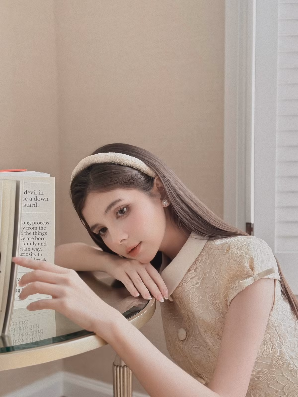 Với đường nét khuôn mặt hài hòa kết hợp giữa nét đẹp Á Đông và Tây phương, Xuân Mai sở hữu một vẻ đẹp khó có thể trộn lẫn. (Ảnh: FBNV)