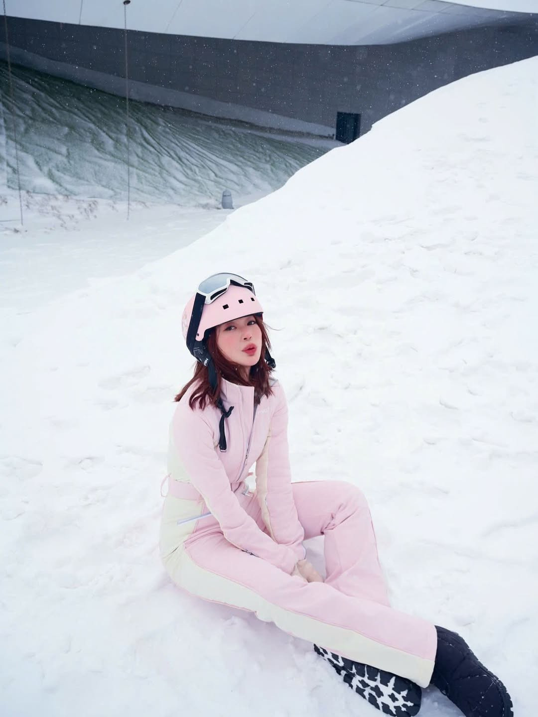 Ở phần bình luận của bài đăng, Sun HT nhận về rất nhiều những bình luận khen ngợi outfit trượt tuyết của cô nàng, đồng thời xuýt xoa về cái lạnh trong từng khoảnh khắc được đăng tải: "Búp bê barbie", "kẹo bông gòn", "ôi nhìn cũng cảm thấy lạnh tê tái theo rồi ạ". (Ảnh: IGNV)