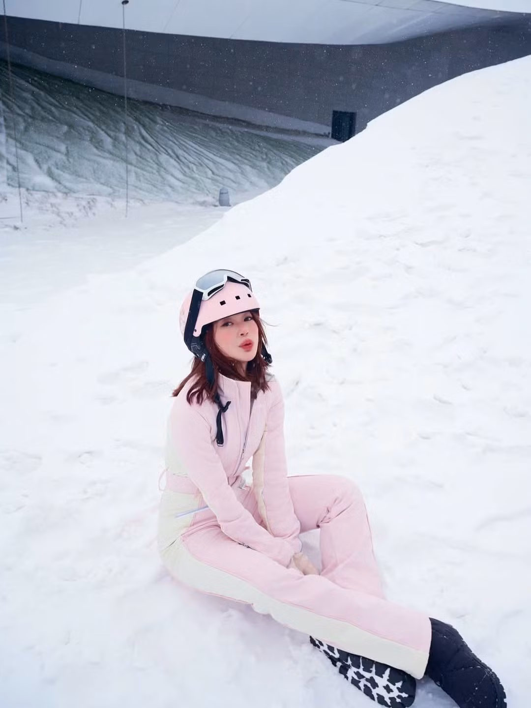 Ở phần bình luận của bài đăng, Sun HT nhận về rất nhiều những bình luận khen ngợi outfit trượt tuyết của cô nàng, đồng thời xuýt xoa về cái lạnh trong từng khoảnh khắc được đăng tải: "Búp bê barbie", "kẹo bông gòn", "ôi nhìn cũng cảm thấy lạnh tê tái theo rồi ạ". (Ảnh: IGNV)